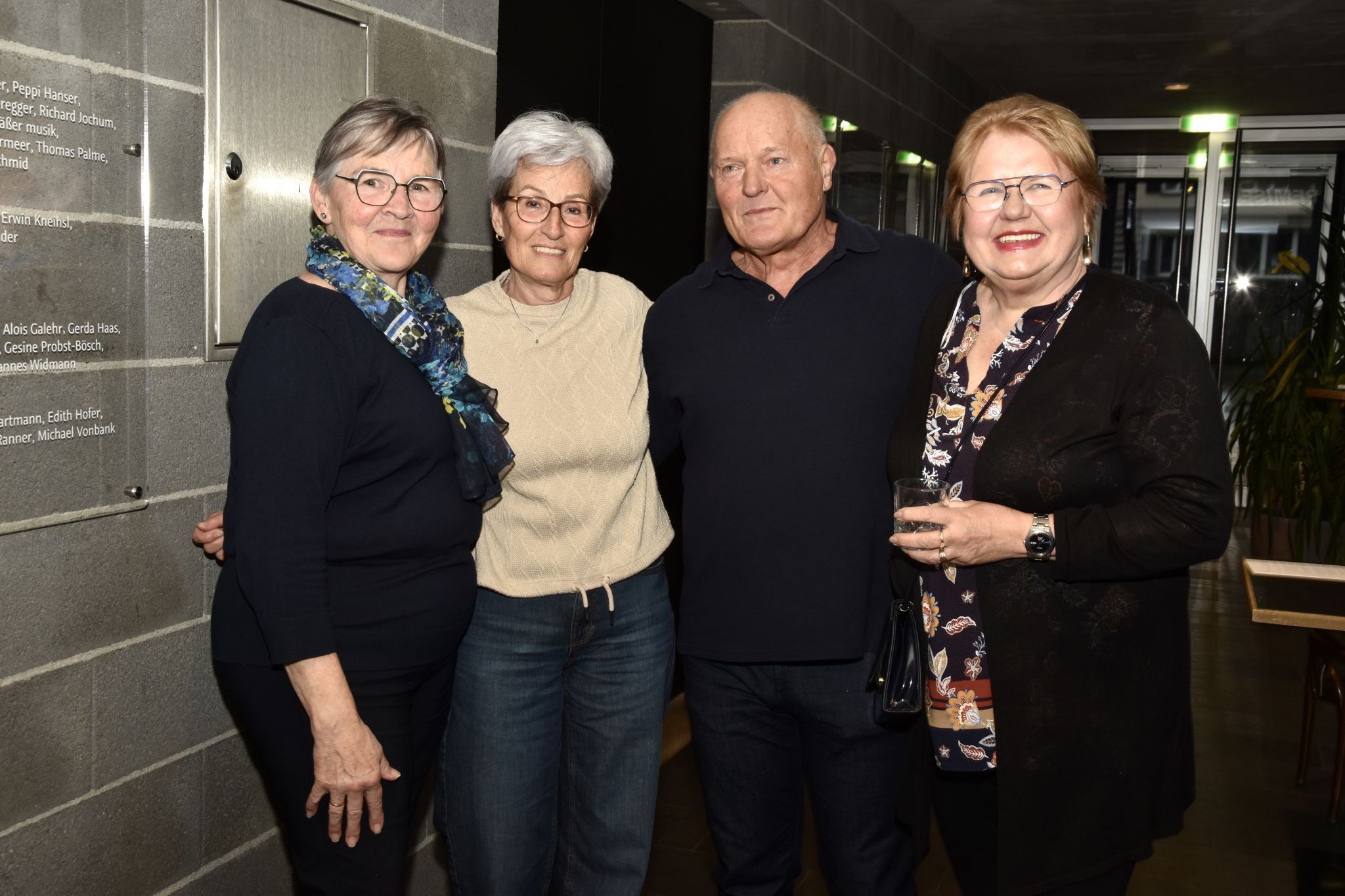 Alpinale-Filmabend für den Mobilen Hilfsdienst Rätikon im Kulturzentrum Remise. MoHi-Helfer mit Erwin und Mira Lötsch.