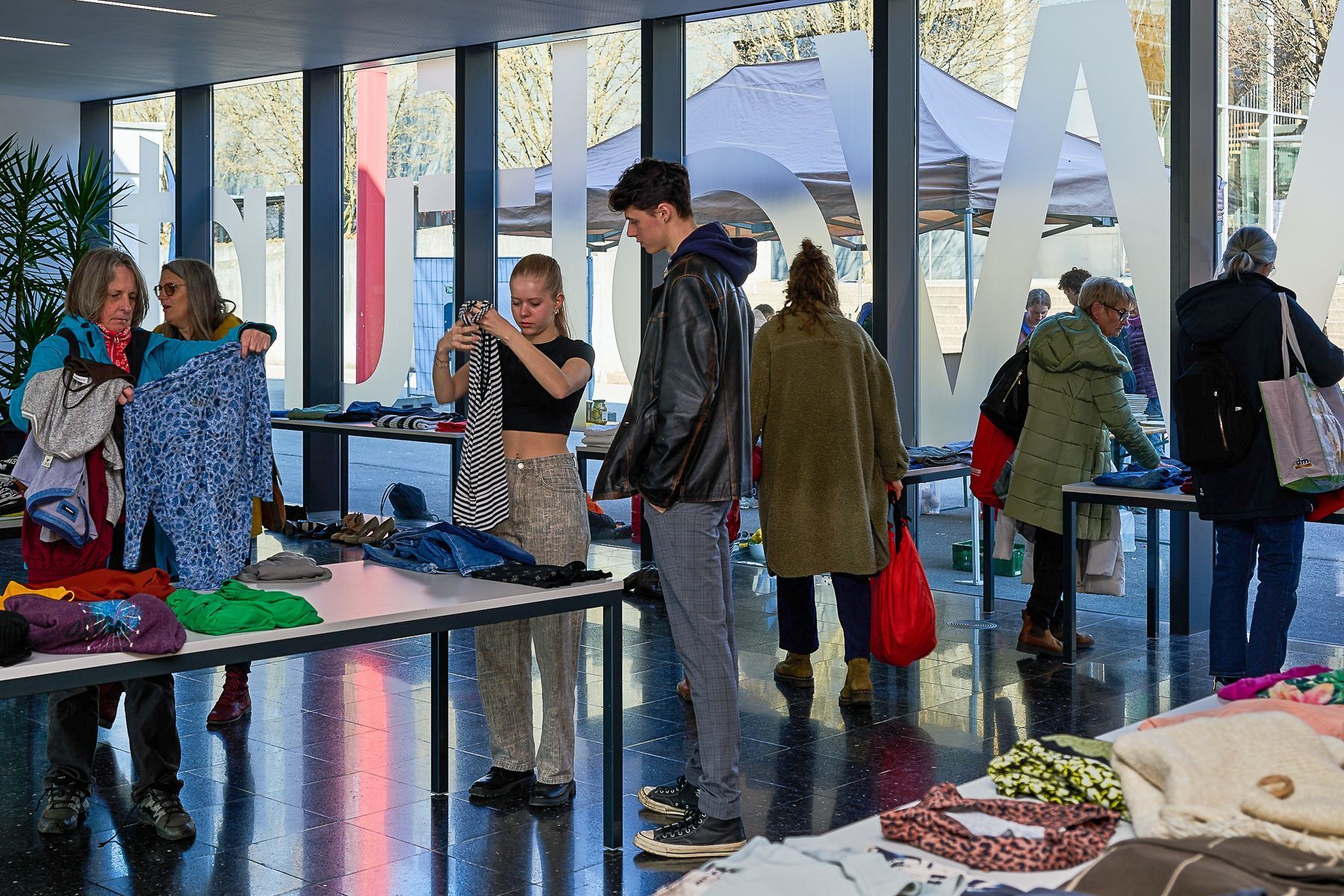 In der Aula der Mittelschule wurden Kleider getauscht. @ Ingrid Hämmerle@Fototeam Digital 2026