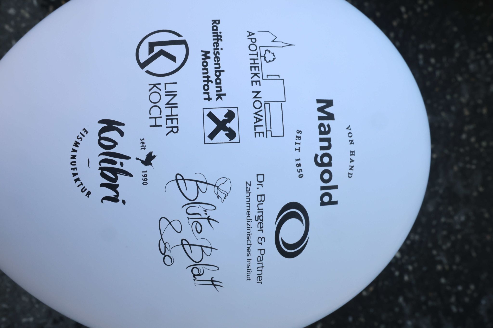 Luftballon mit den Logos der im 