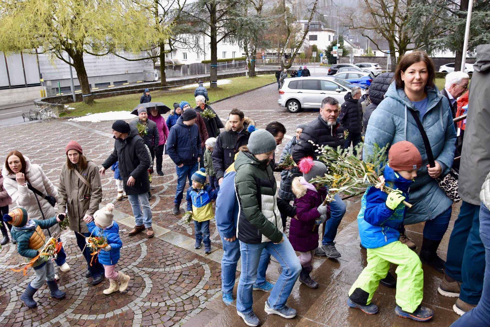 Ankunft der Prozession am Kirchplatz der Pfarrkirche Heilig Kreuz.