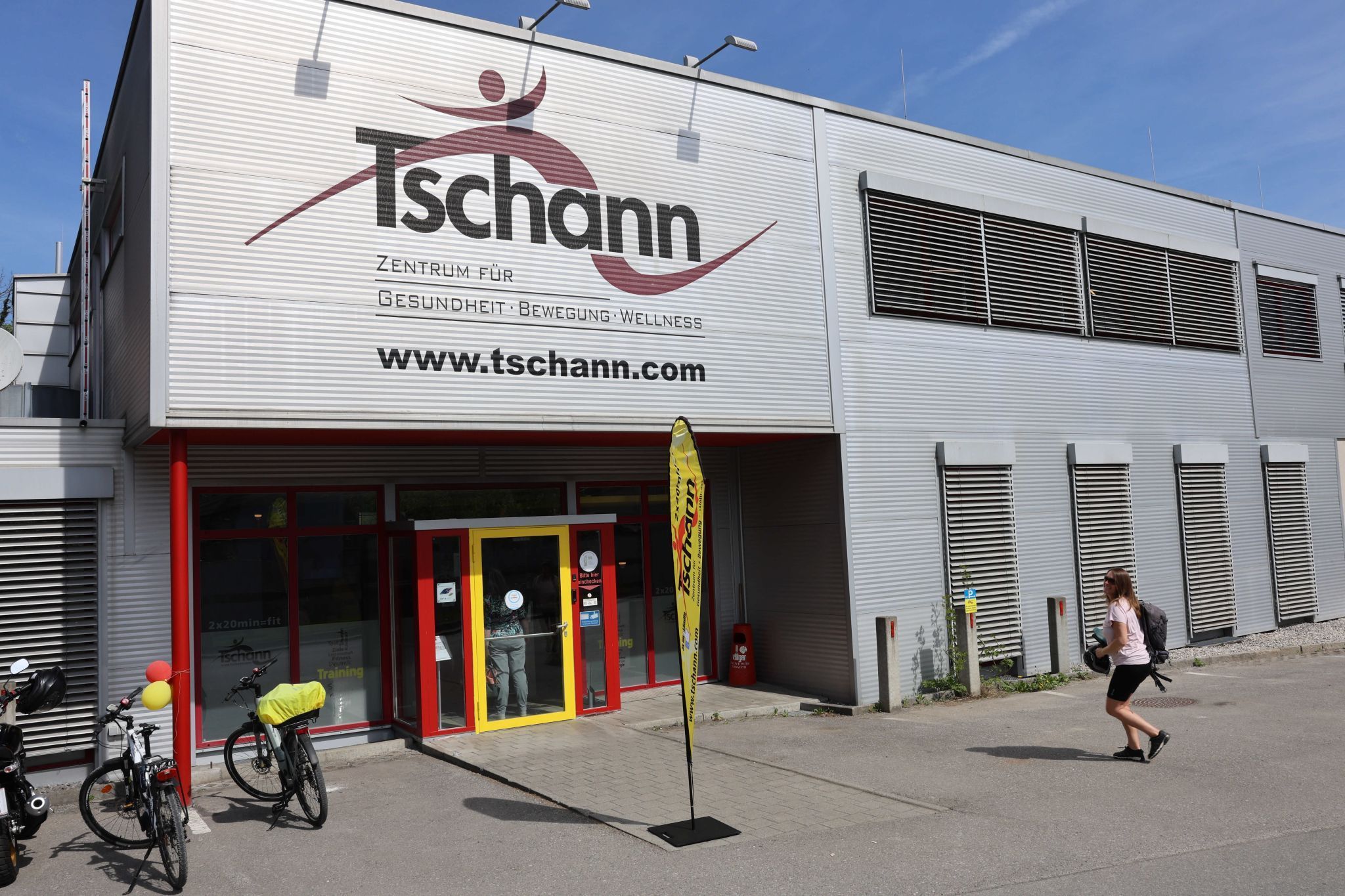 Das Gesundheitszentrum Tschann von außen.