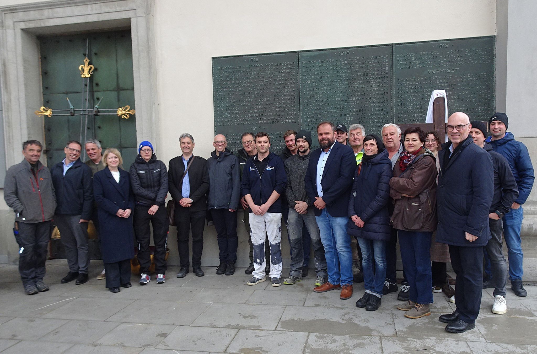 Zahlreiche Vertreter aus Kirche, Politik und Bauwesen versammelten sich bei diesem denkwürdigen Moment vor der Martinskirche.