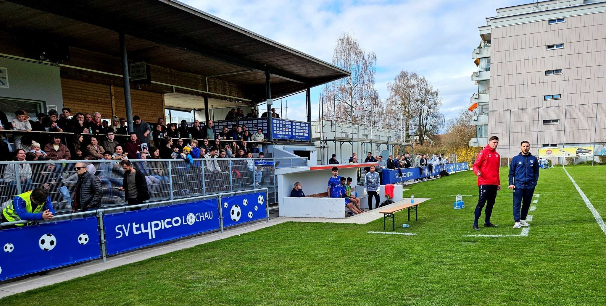 Ein volles Haus und beste Fußballstimmung: Die begeisterten Fans des SV typico Lochau freuen sich auf die VOL.AT-Eliteliga-Partie SV Lochau gegen den FC Egg am Samstag im Stadion Hoferfeld.
