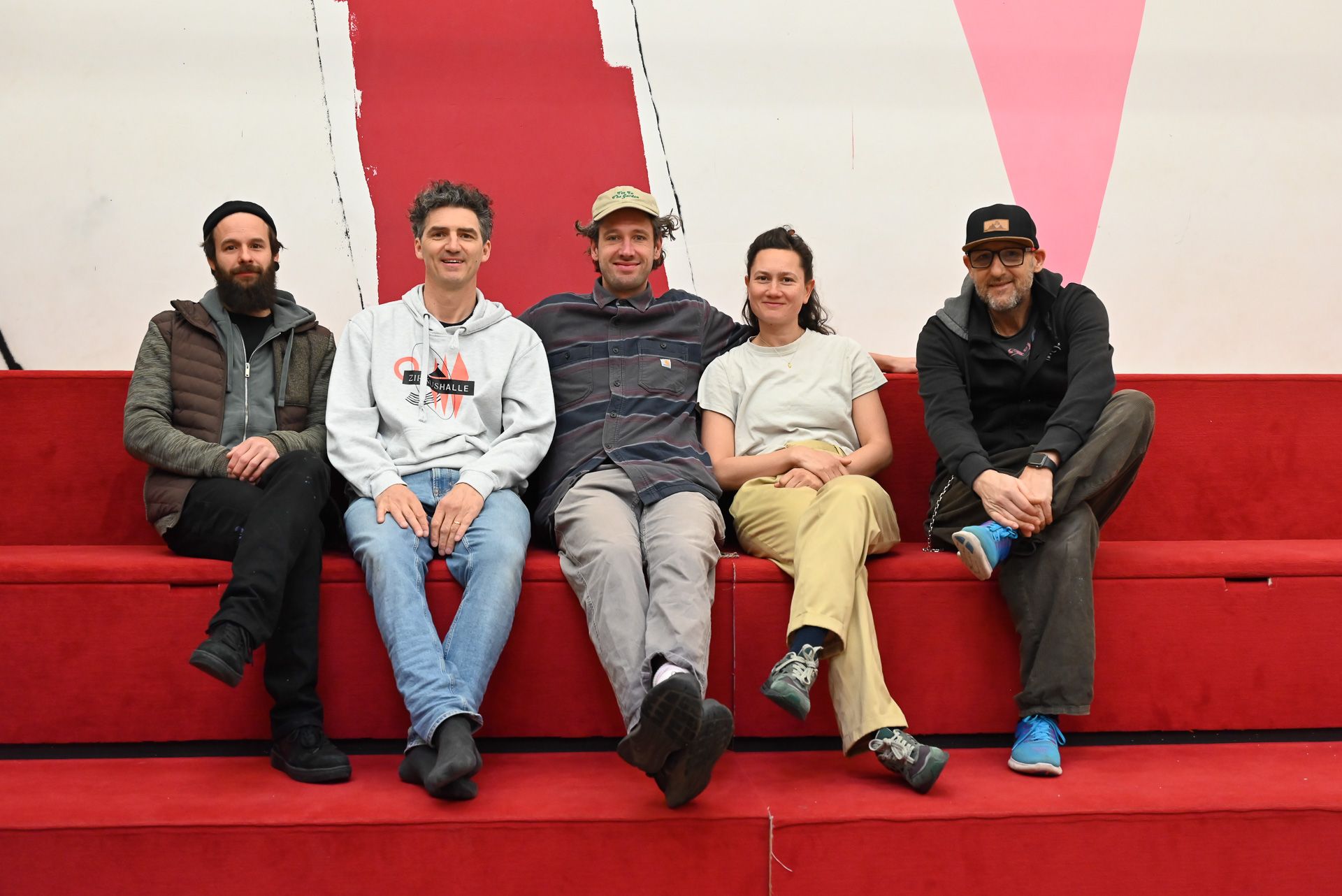 Sebastian Gerer von der Zirkushalle (2. v.l.) mit Roman Zöhrer (rechts) und den Künstlern von Hippana.Maleta.