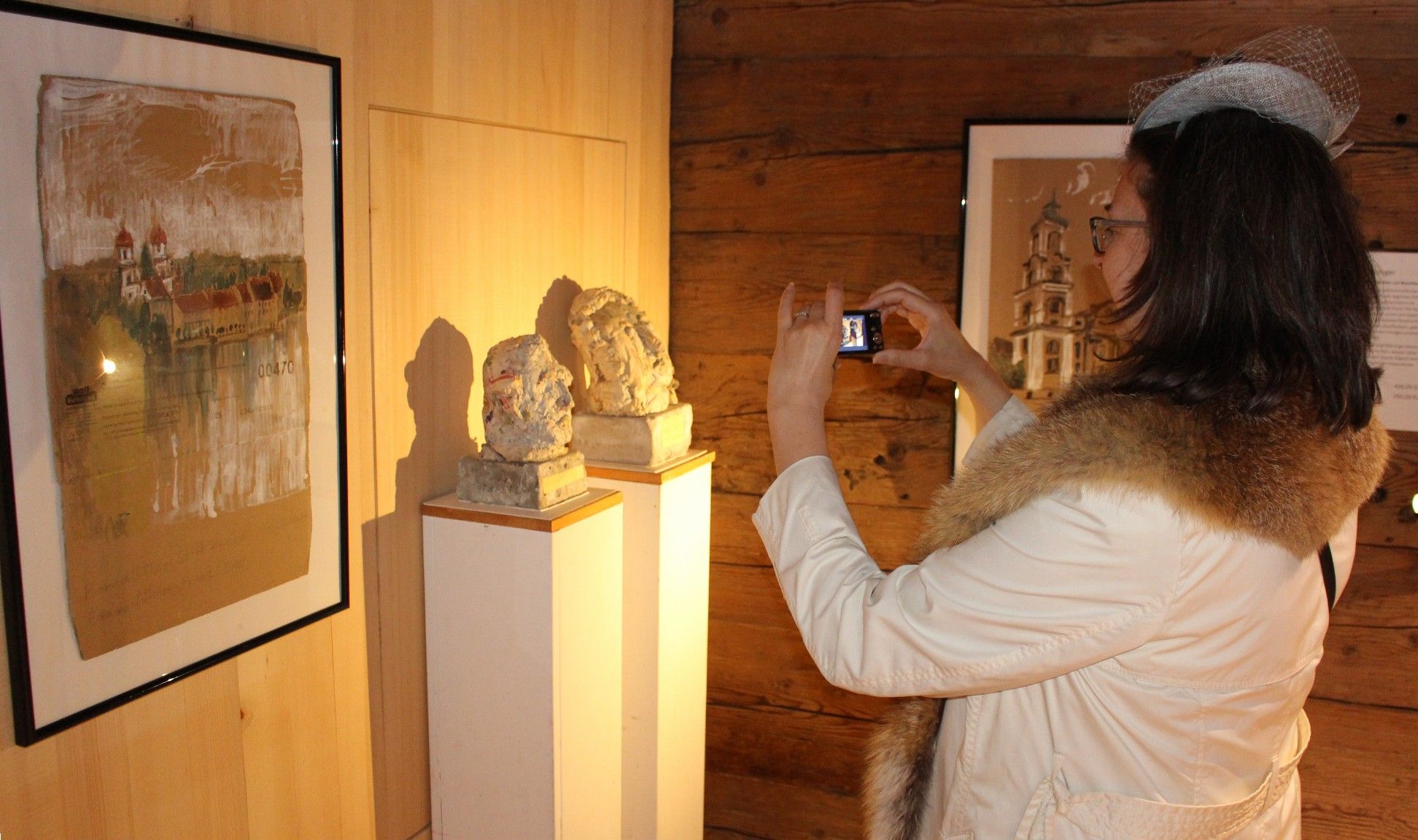 Steiningers Papiermaschee-Köpfe sind nicht nur eine interessante Ergänzung zu seinen Bildern, sie waren bei der Eröffnung auch ein beliebtes Fotomotiv.