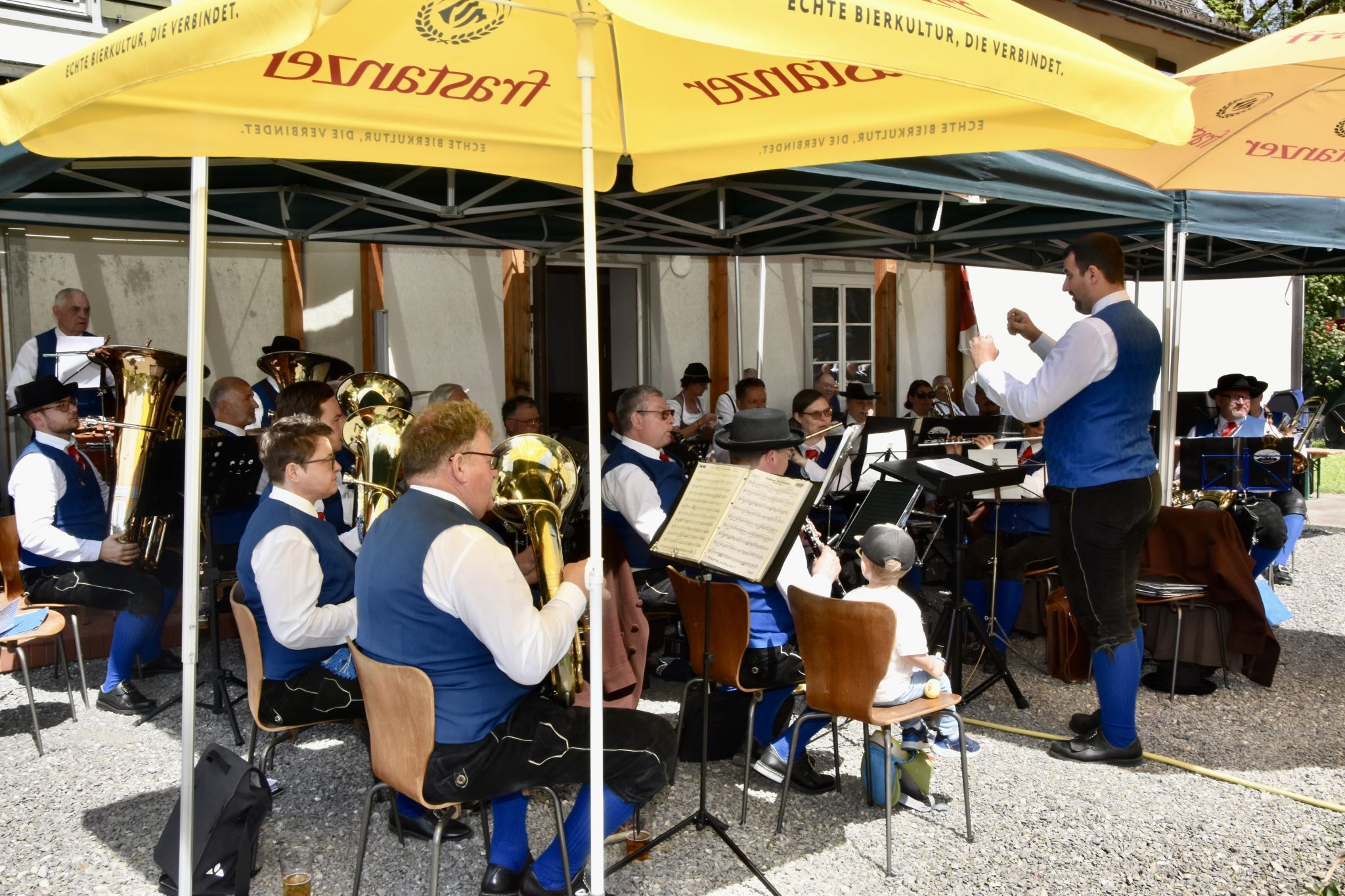 Die Stadtmusik Feldkirch bei ihrem Auftritt im Garten des Feldkircher Kapuzinerklosters