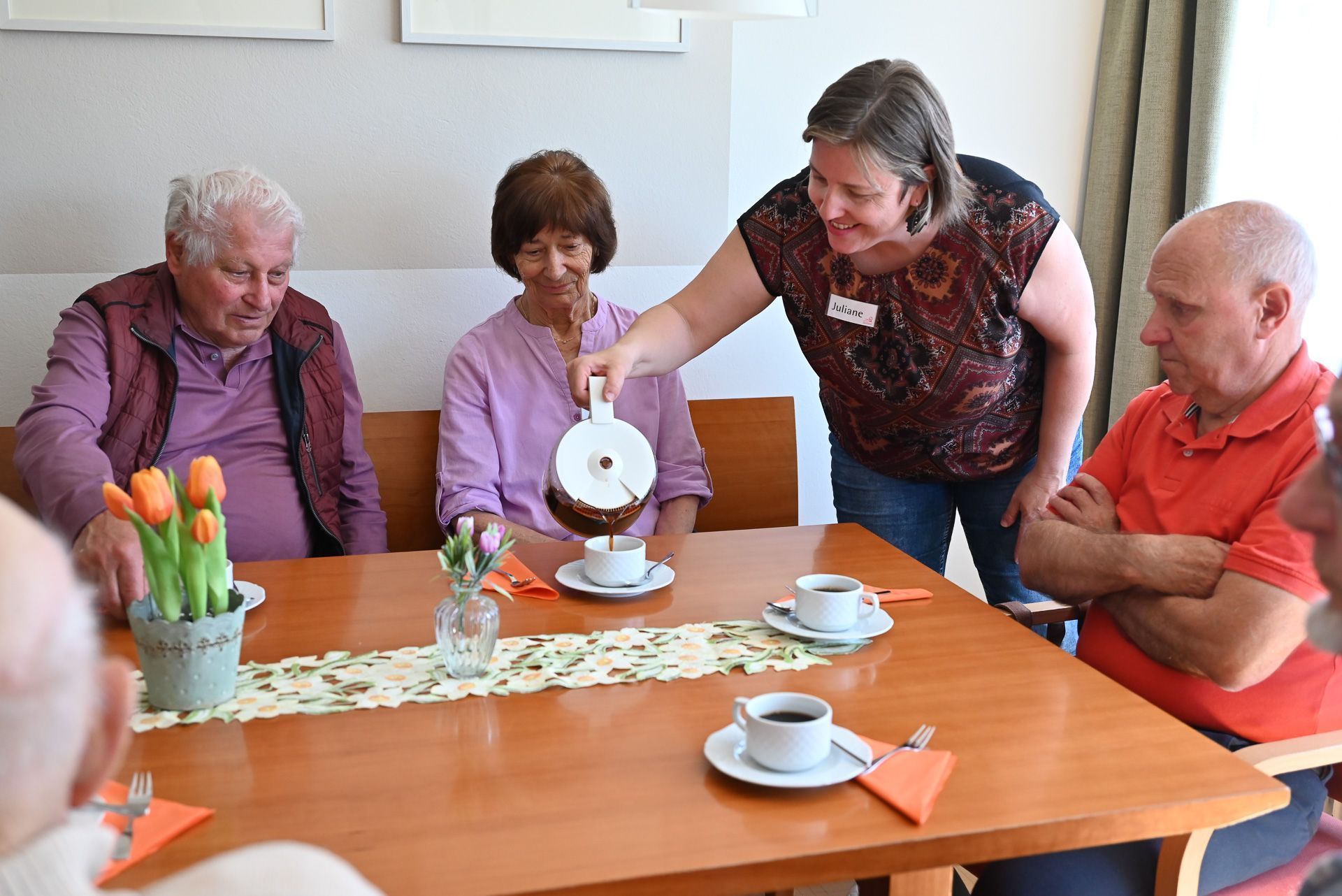 Die Gäste genießen den gemeinsamen Kaffee in Gesellschaft.
