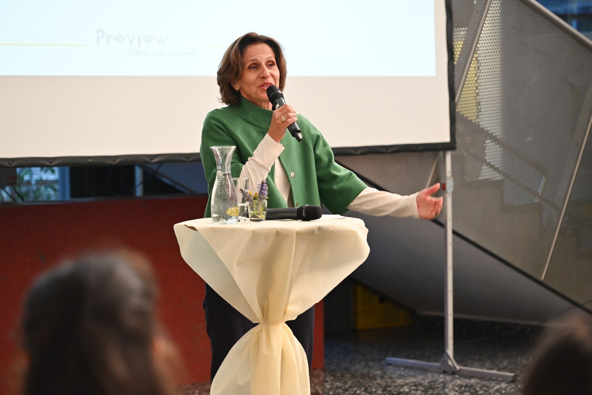 Direktorin Carmen Timmerer begrüßte die Gäste herzlich und freute sich über diese Art der Wertschätzung.