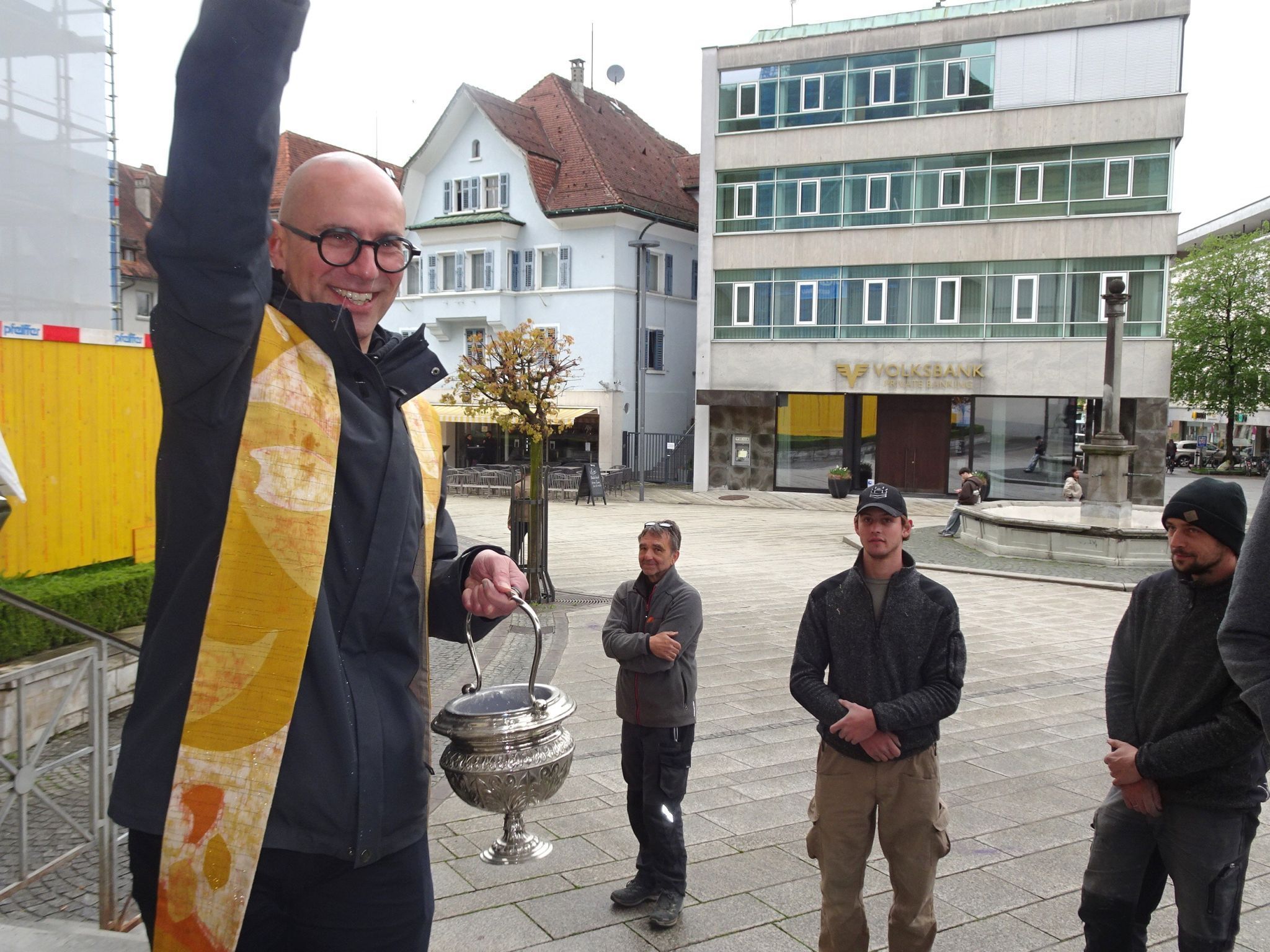 Auch die Bauarbeiter wurden im Rahmen der Feier gesegnet und in den Mittelpunkt gestellt.