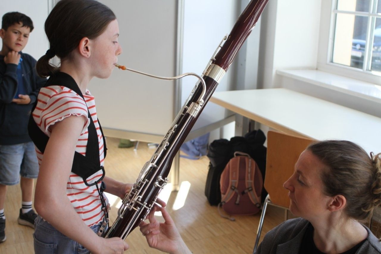 Karla probierte viele Instrumente aus. 