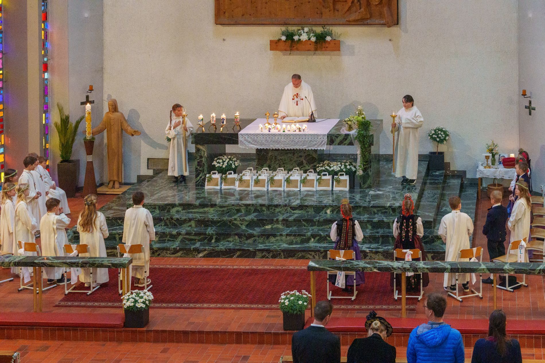 Die Kinder empfingen im festlich geschmückten Altarraum die Erstkommunion.