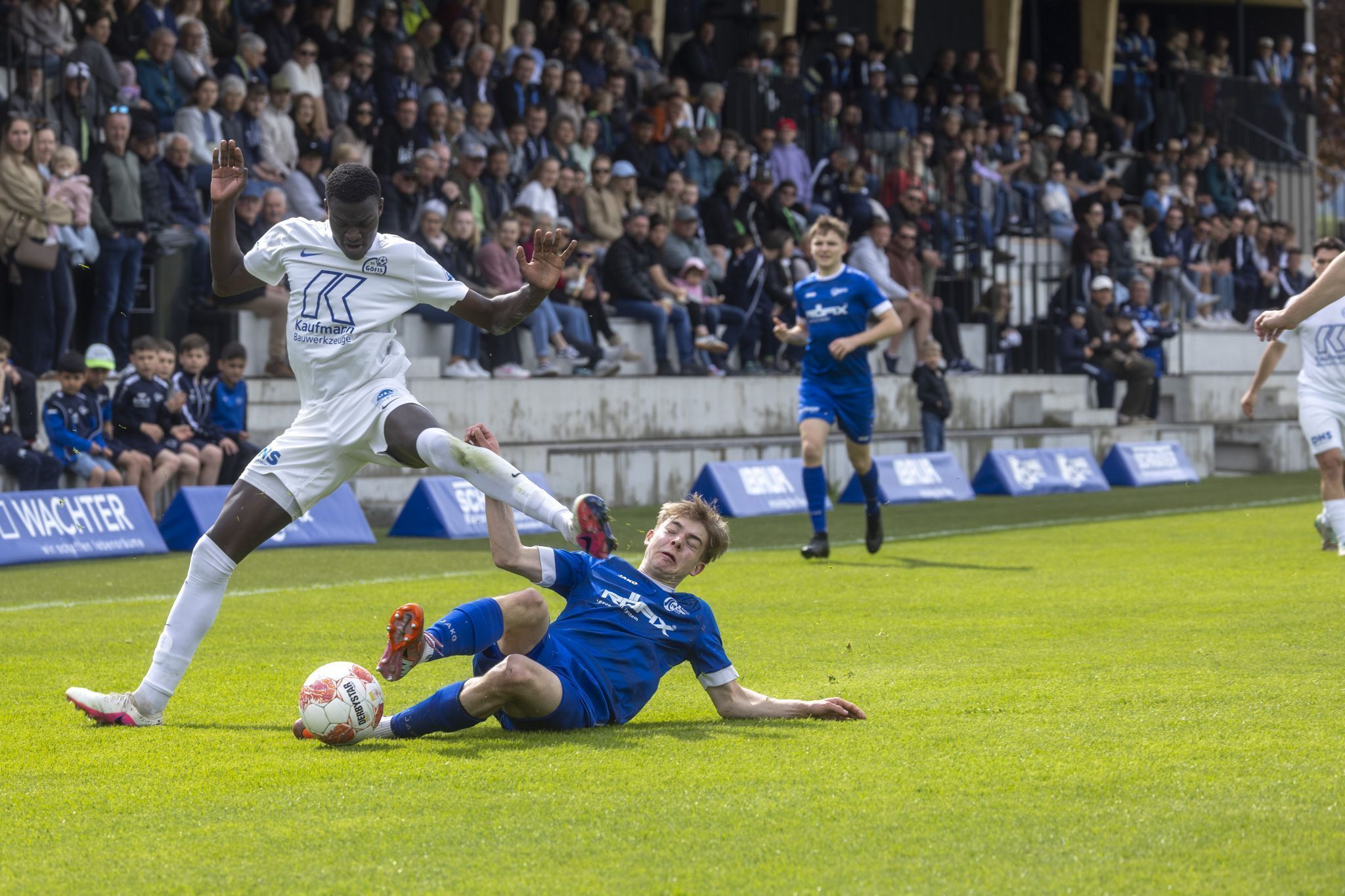 Starke Leistung von Göfis Verteidiger Nije Ansumana, hier gegen Sandro Nachbaur. VN-PAULITSCH