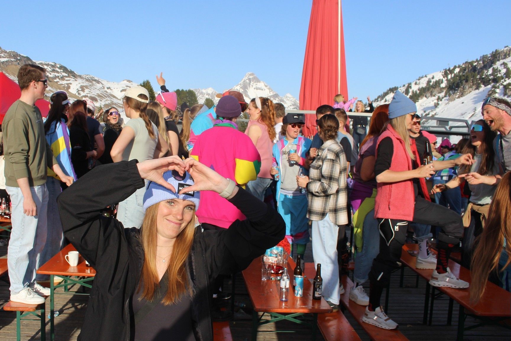 Auffe auf die Bänke, auffe auf die Tische . . .