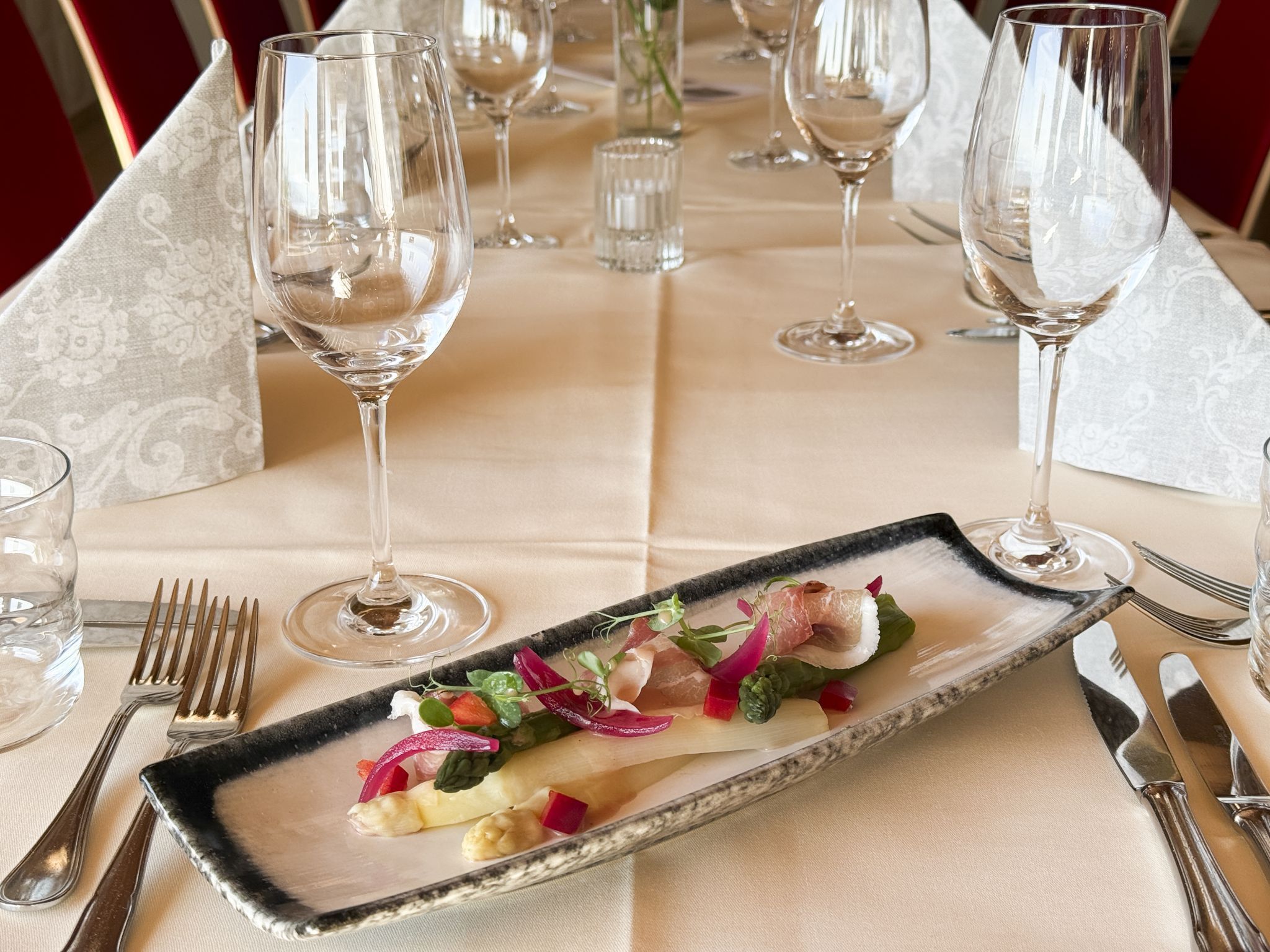 Köstliches aus regionaler Küche/ Tettnanger Spargel mit Eichenberger Rohschinken