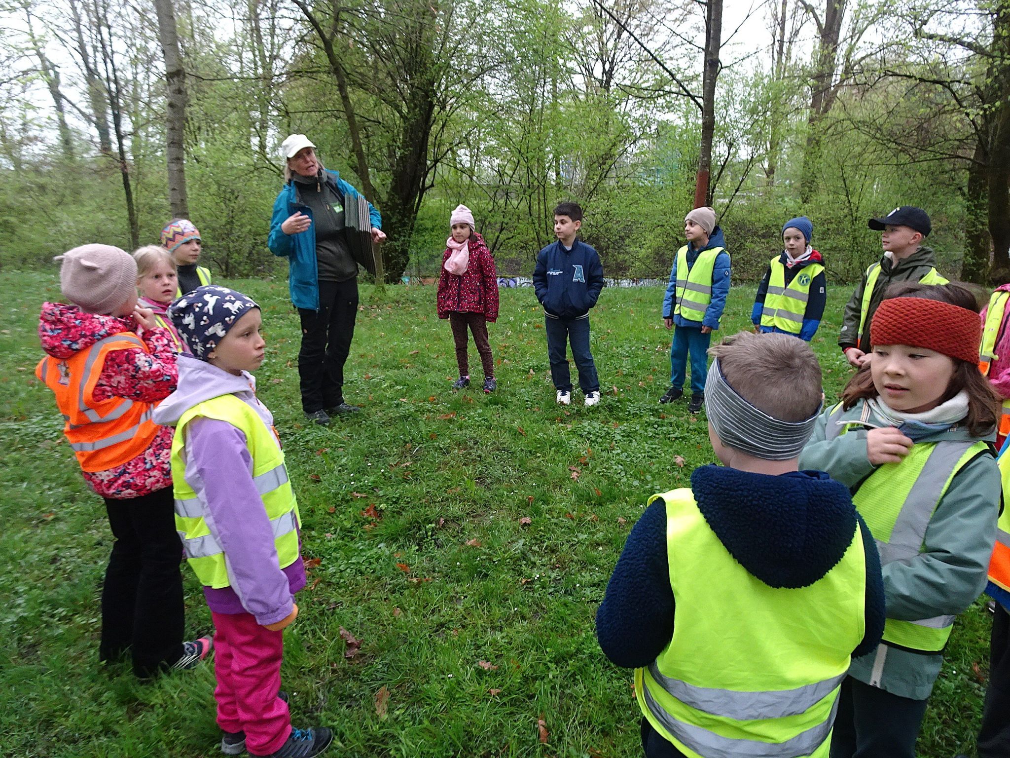 Naturführerin Ulrike Larsen lud zuerst zu einem Eröffnungsspiel, das sich natürlich um Natur drehte, ein. 