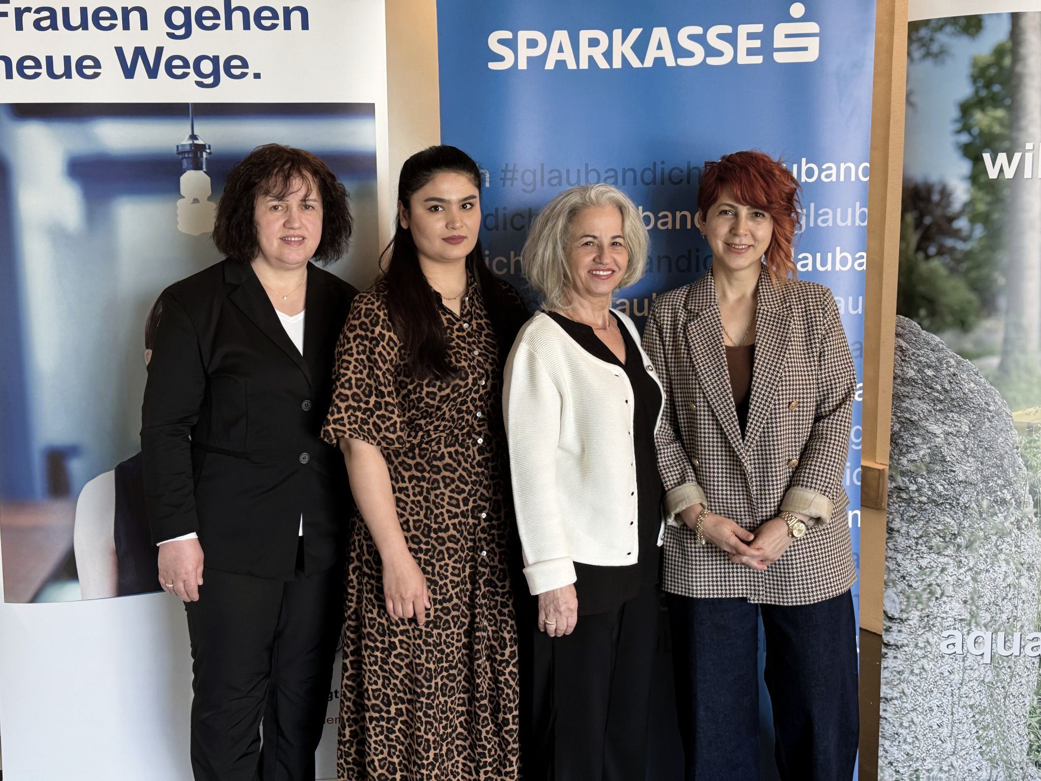 Die Biografiegeberinnen Xhevaire Z., Taiba M., Leyla K. und Hürriyet K. bei der Filmprmiere des Projekts  „Frausein.Stimme.Geben.