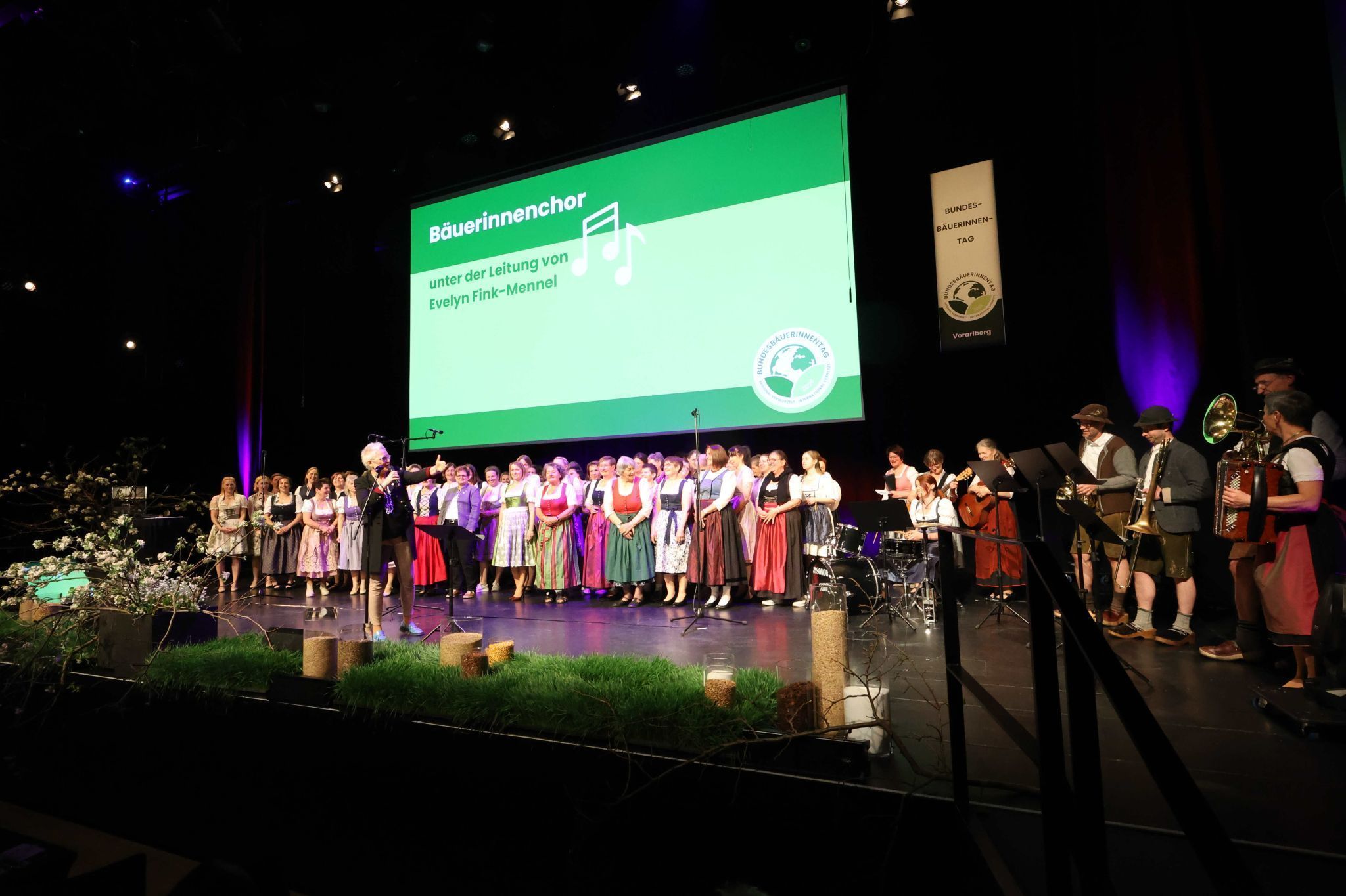 Evelyn Fink-Mennel stellte Chor und MusikantInnen vor.