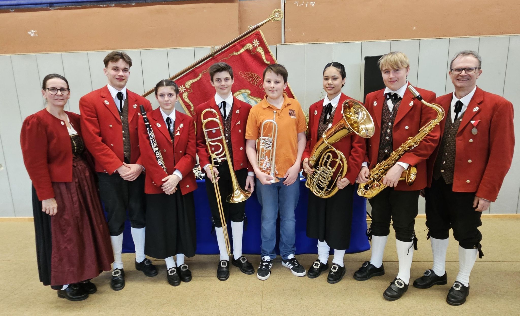 Tamino Engstler, Emilia Geppert, Moritz Nowotny, Elena Schmid, Elias Schmid und Lorenz Sigg wurden „mit Silber“ ausgezeichnet. Im Bild mit den Jugendreferenten Michaela und Michael Schmid.