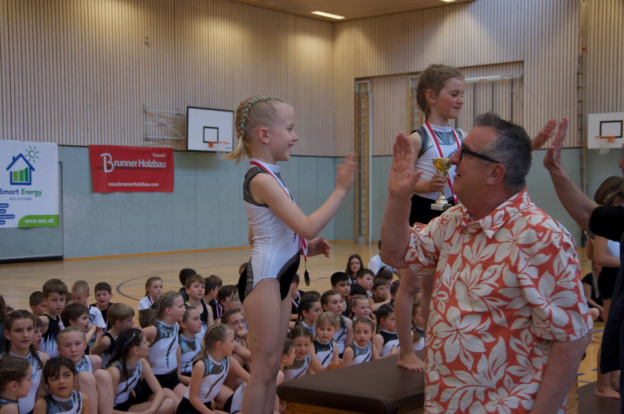 Abklatschen auf eine gelungene Leistung bei der Siegerehrung.