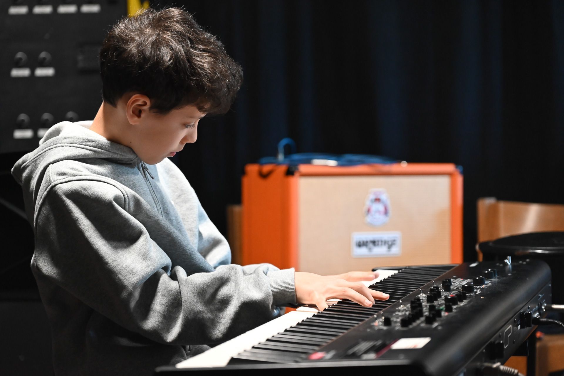 Lorenz improvisiert ebenfalls am Keyboard und am Schlagzeug.
