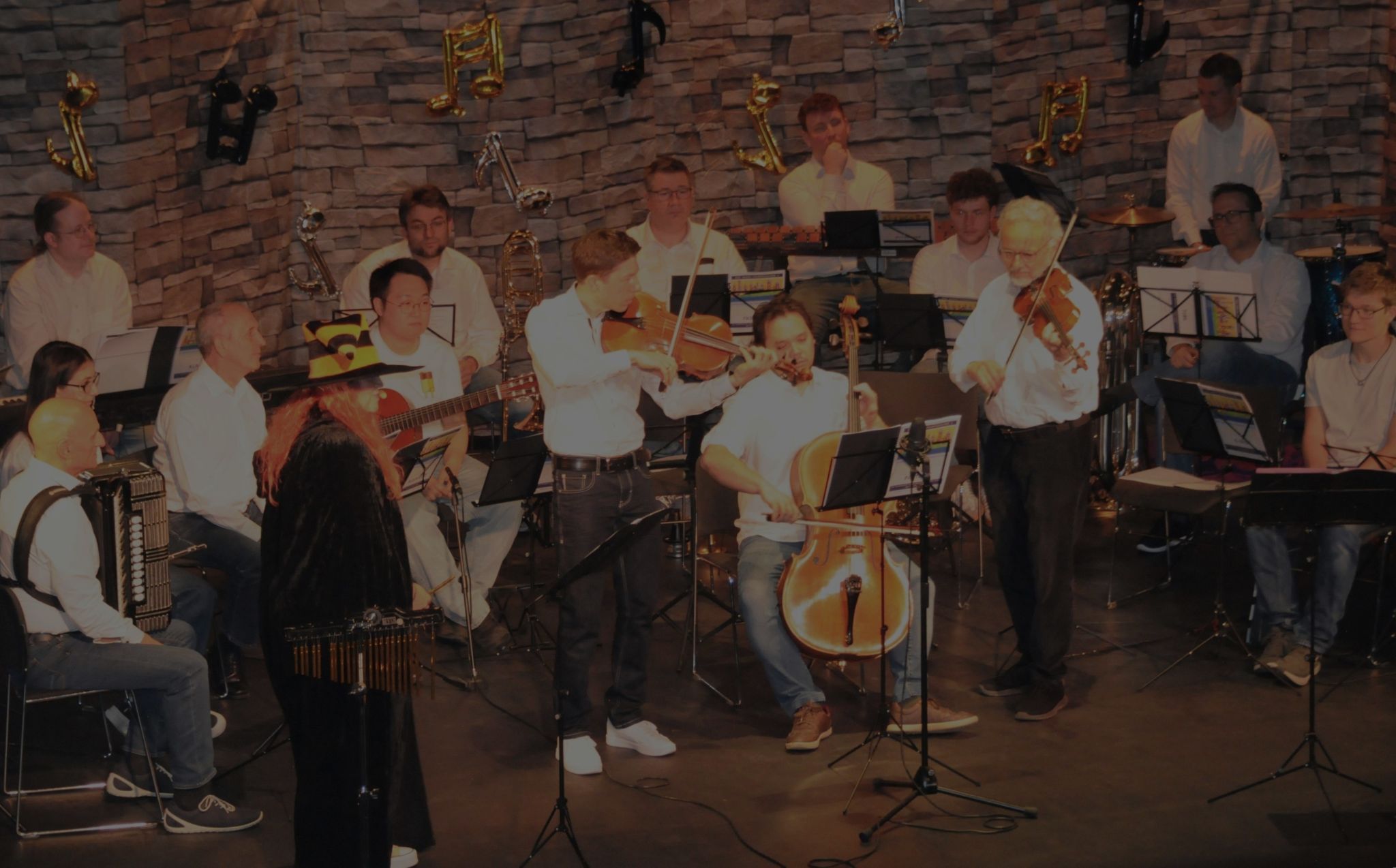Viele Lehrer der Musikschule Rankweil waren auf der Bühne. 