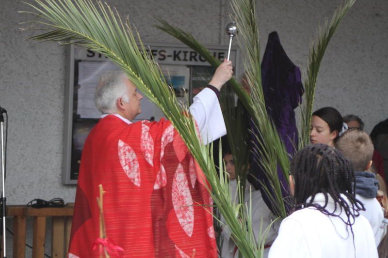 Segnung der Palmen durch Walter Juen. 