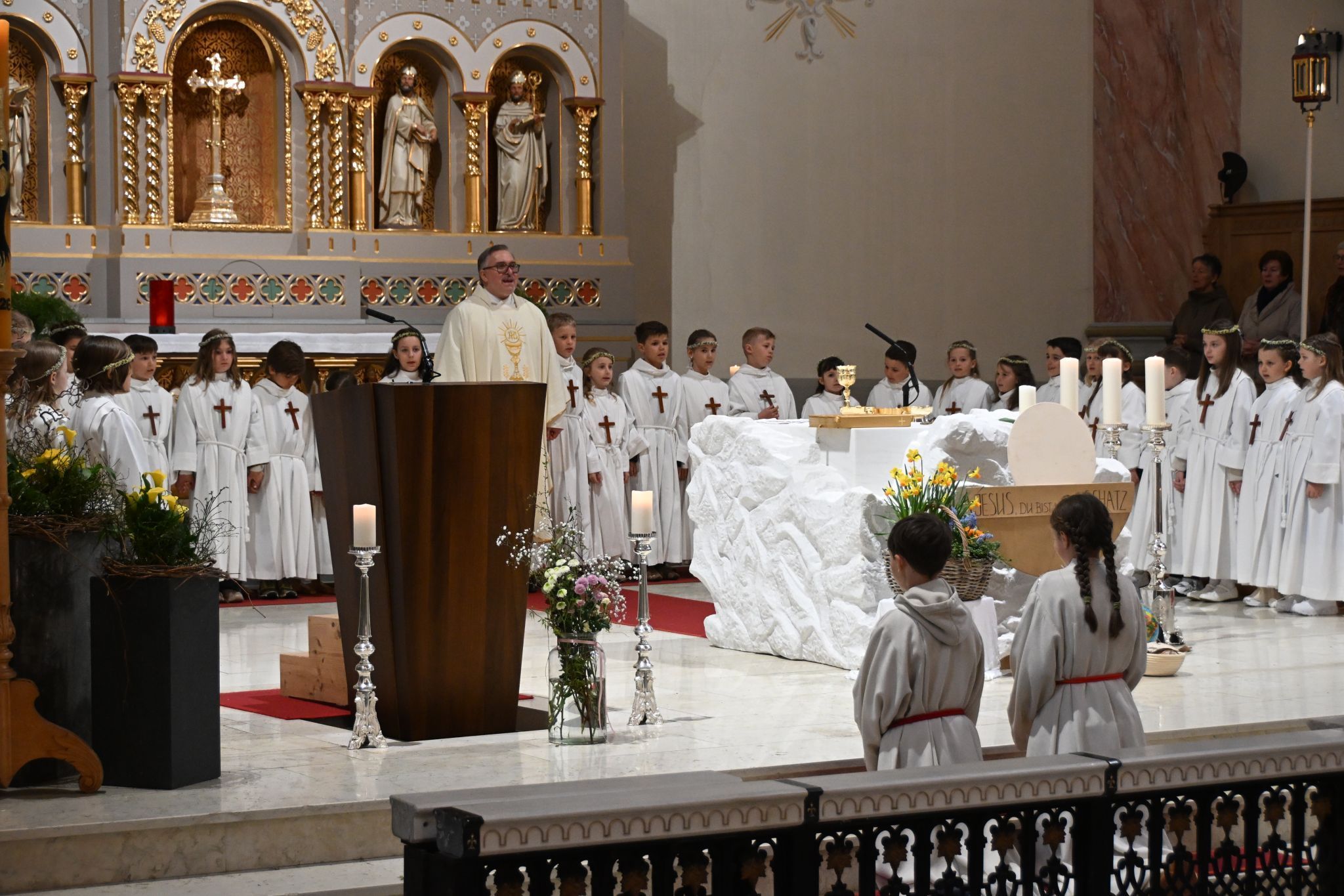 Pfarrer Anton mit 33 Erstkommunikanten