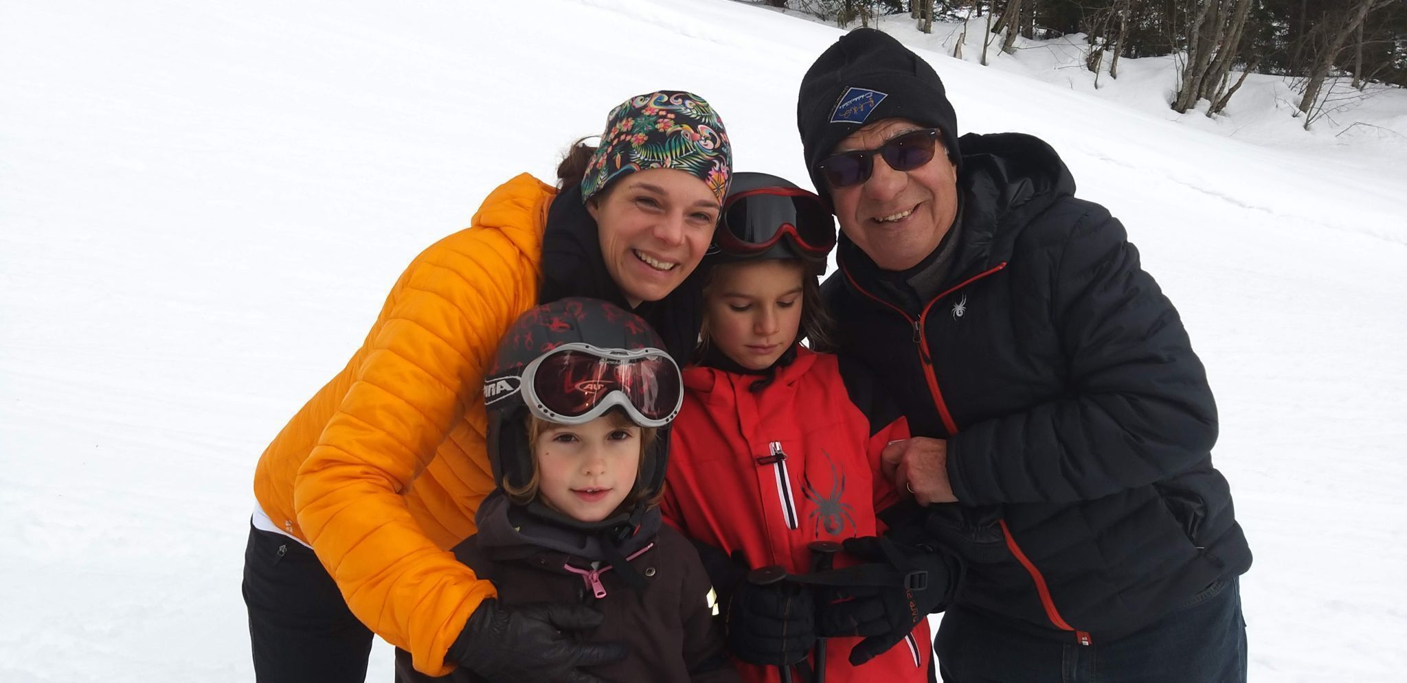 Bis zu seinem 80. Lebensjahr übte Egon sein liebstes Hobby, das Skifahren, aus – gern auch wie hier mit seiner Tochter und seinen Enkeln.