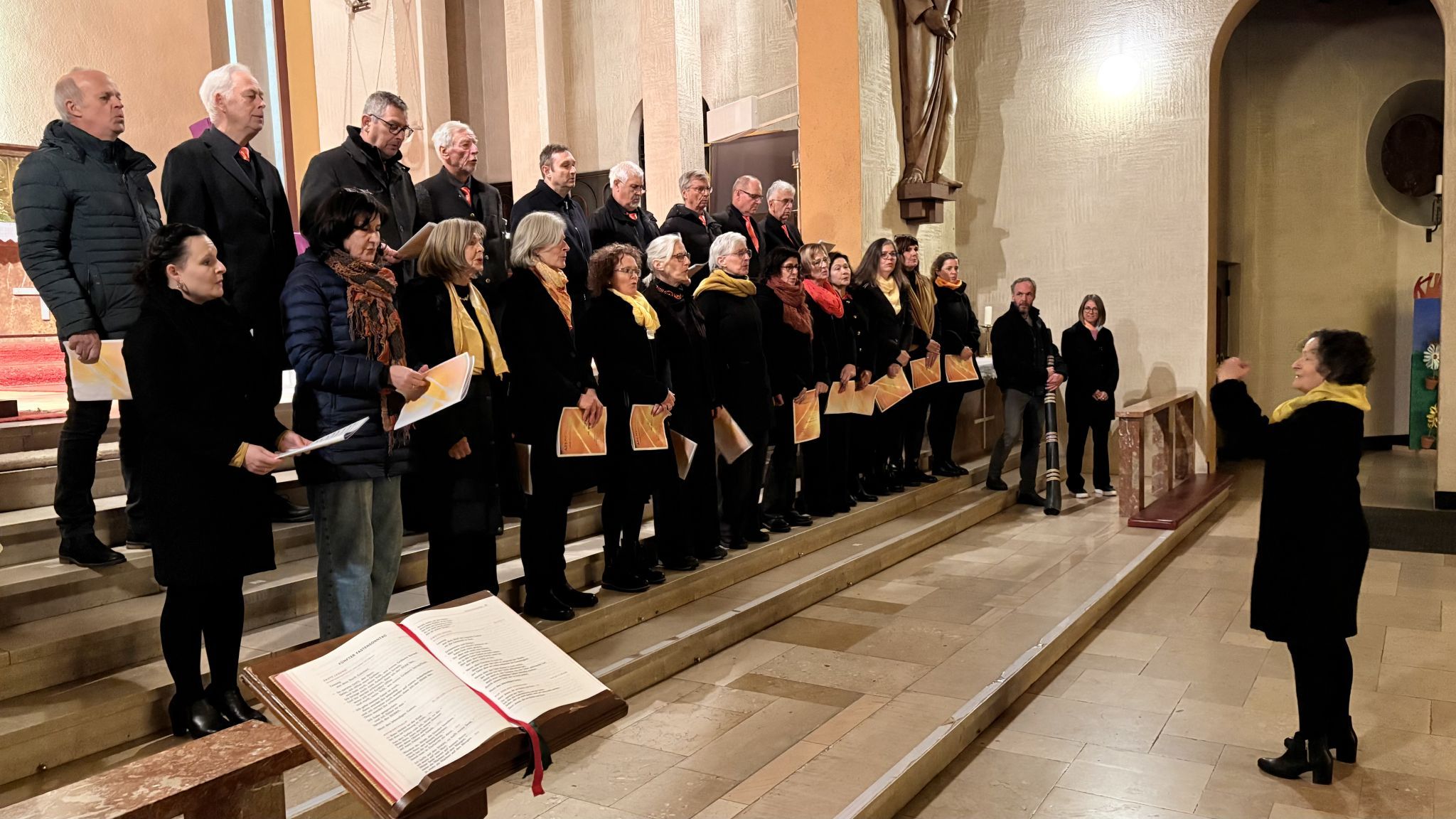 Hildegard Frei-Bertsch dirigierte den Projektchor bei der Feierstunde 