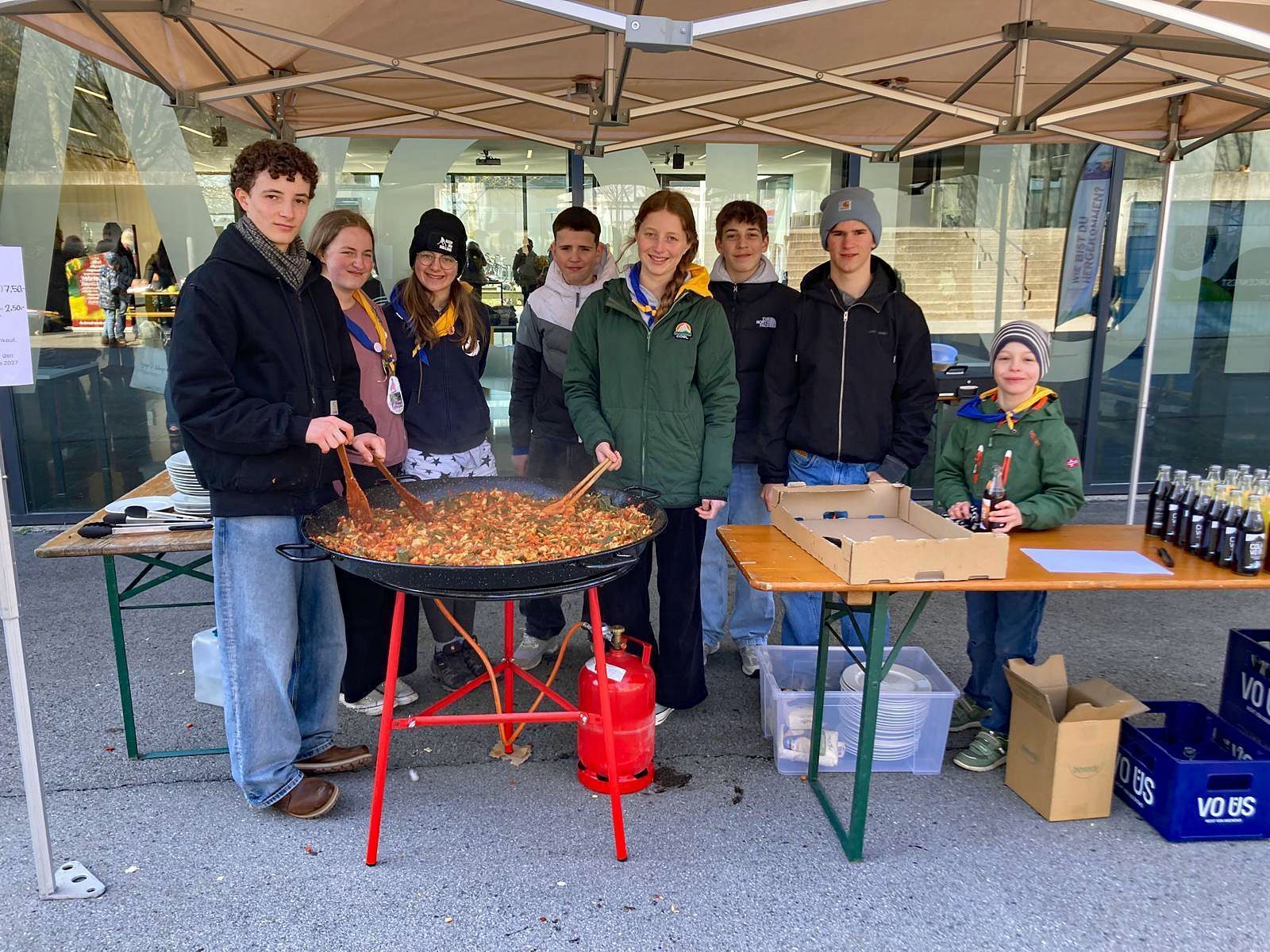 Die Jamboree-Pfadfindergruppe sorgte mit frisch zubereiteter vegetarischer Paella für Stärkung.