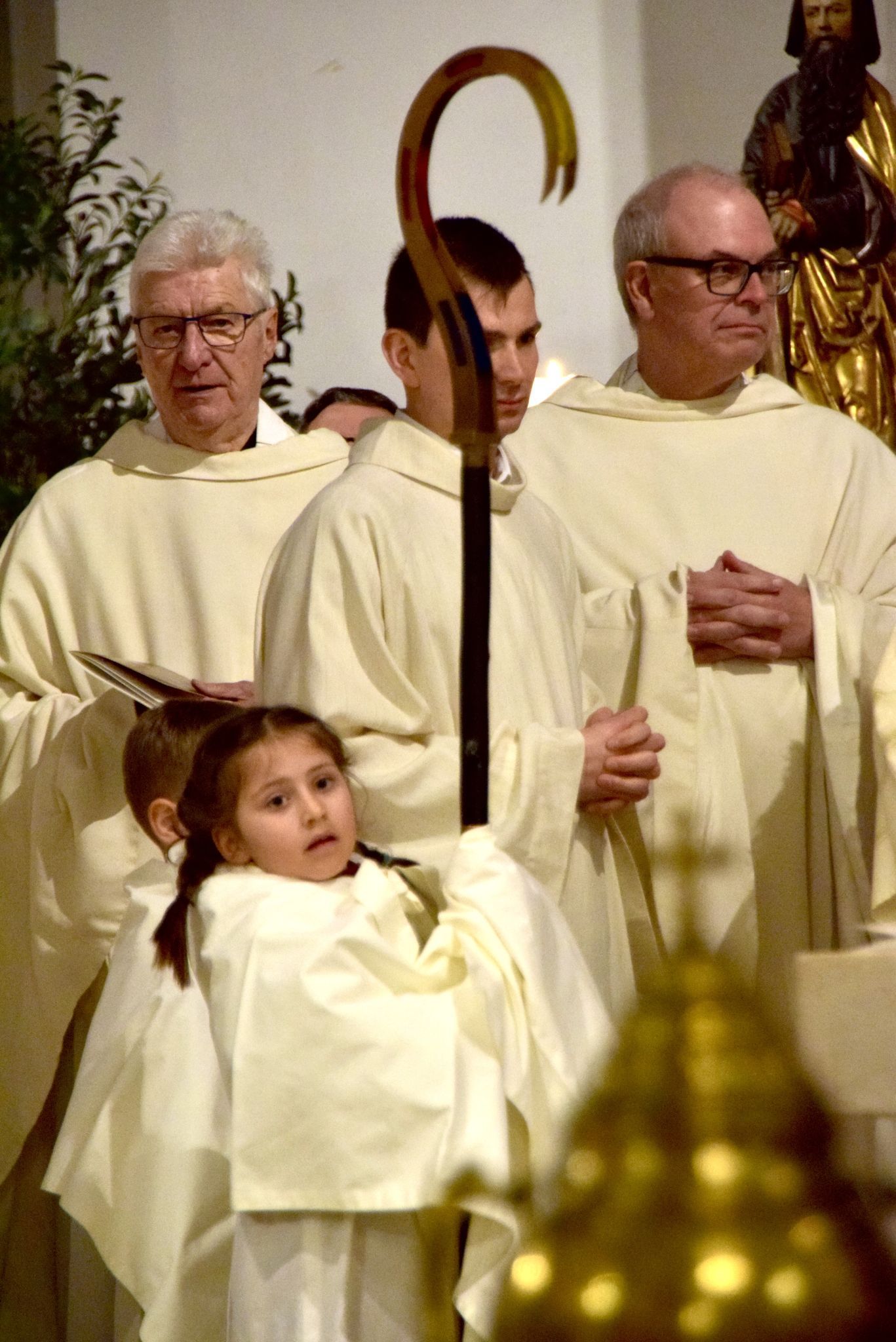 Ministrantin mit Bischofsstab, links hinten der ehemalige Generalvikar Rudolf Bischof, rechts hinten sein Nachfolger in diesem Amt, Hubert Lenz