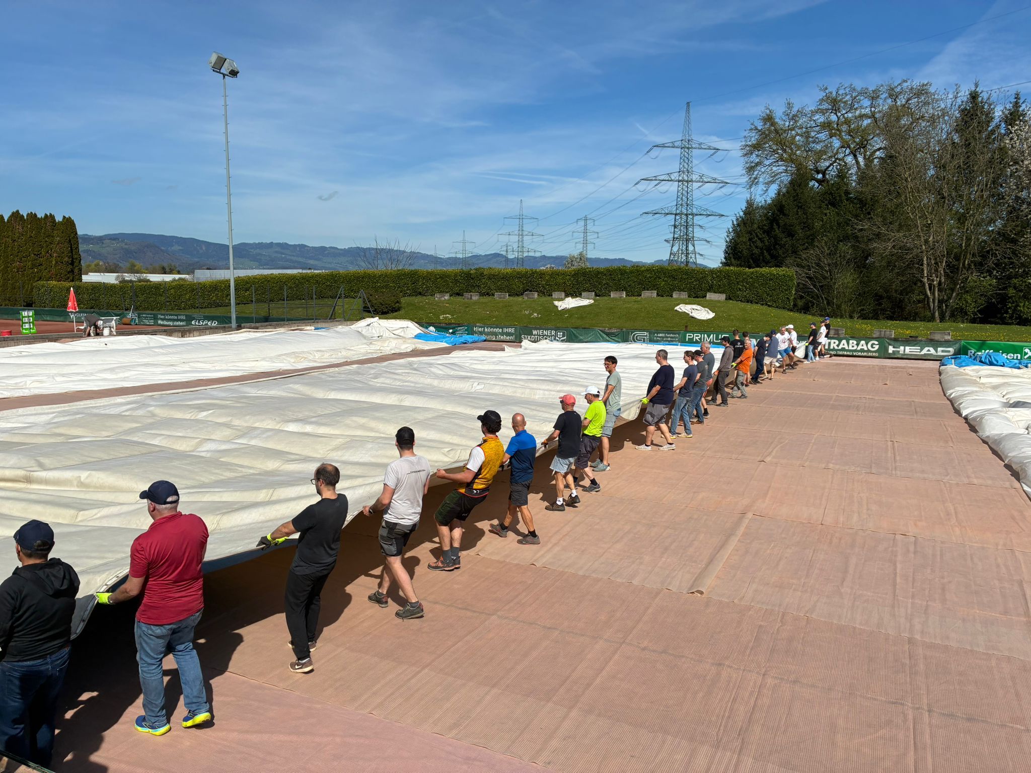 Der Hallenabbau des TC Altenstadt erfolgt in Rekordtempo. VEREIN