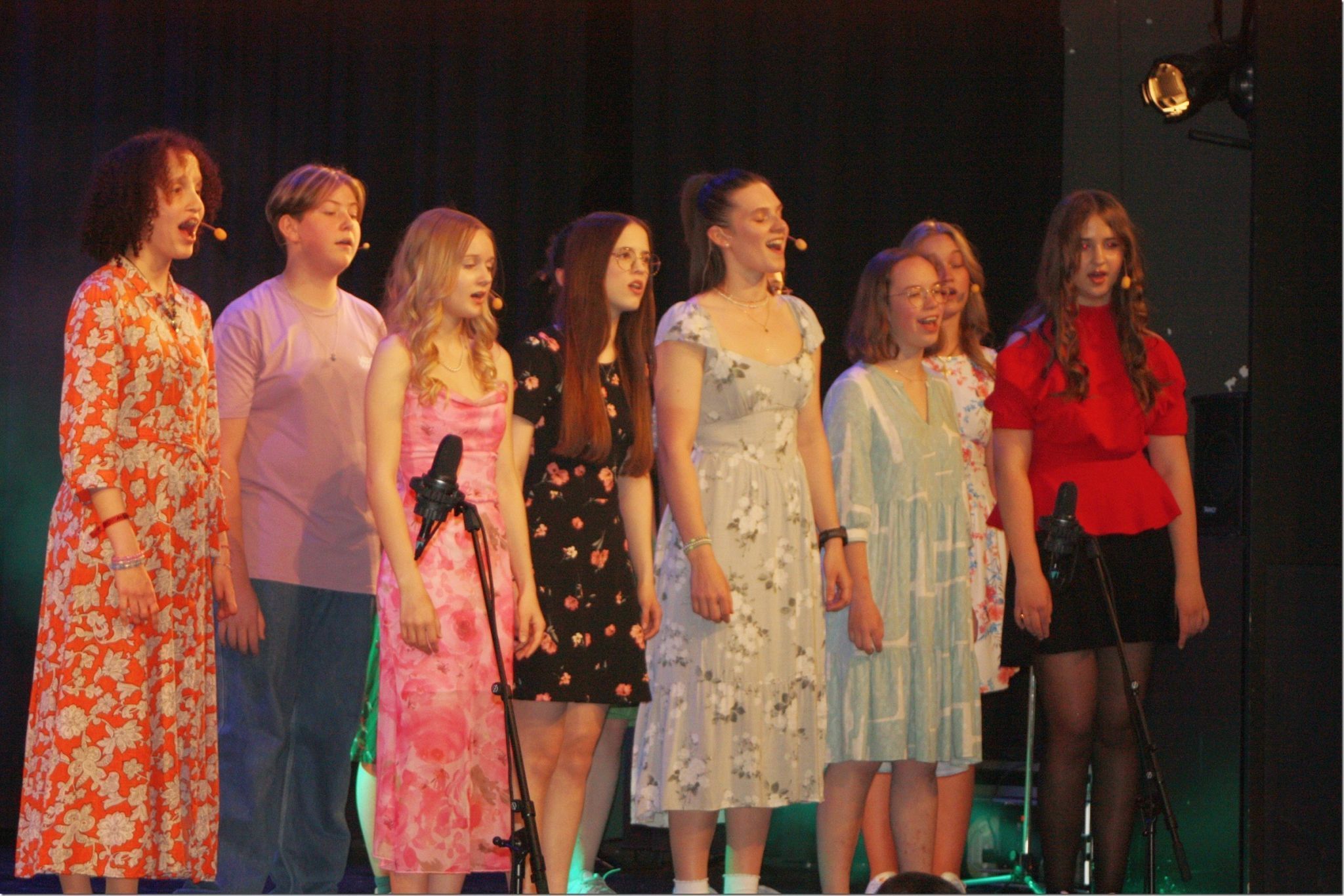 Jugendchor der Musikschule Rankweil tritt auf.