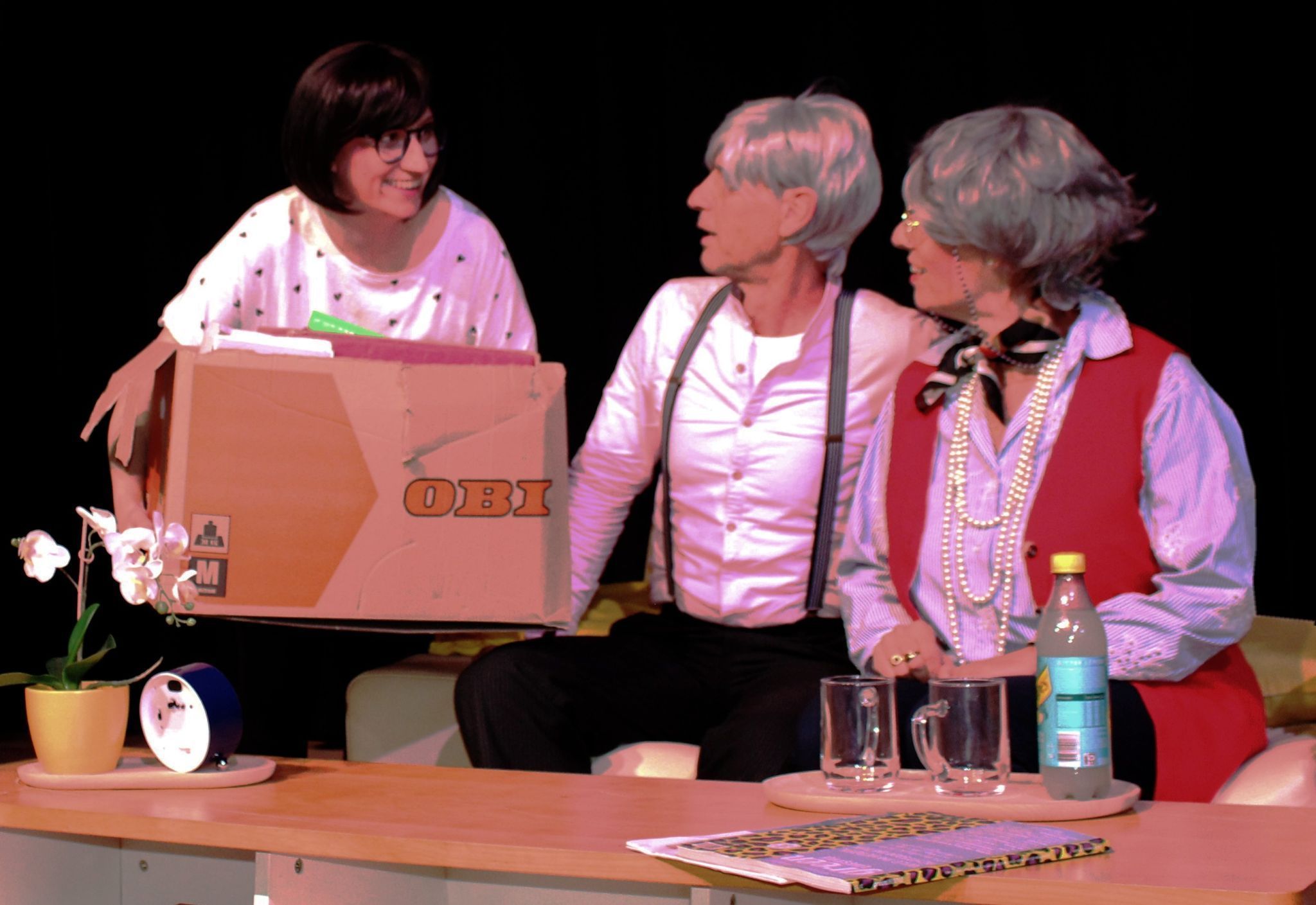 Mit dem Einzug von Sabine in ihre neue Wohnung beginnt das „ganze Theater“. Mama Ingrid und Onkel Hanno sehen das Ganze „differenziert“.