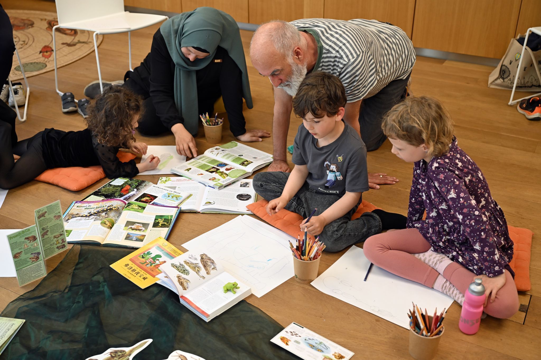 Gemeinsam tauchten Kinder und Eltern in der Stadtbibliothek in die Welt der Frösche ein und gingen auf Entdeckungsreise durch Bücher, Modelle und eigene Zeichnungen.