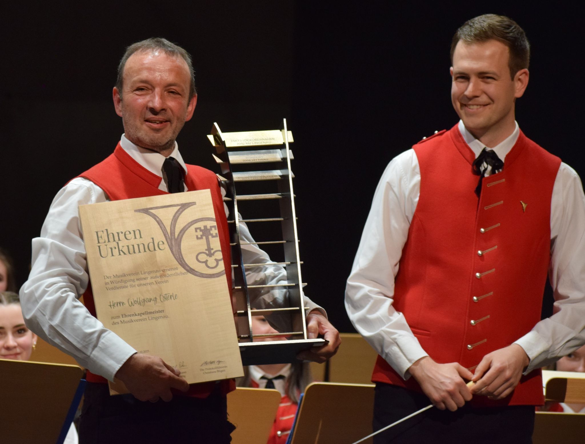 Kapellmeisterwechsel: Taktstock für Manuel Beck und Abschiedsgeschenke für Wolfgang Österle.