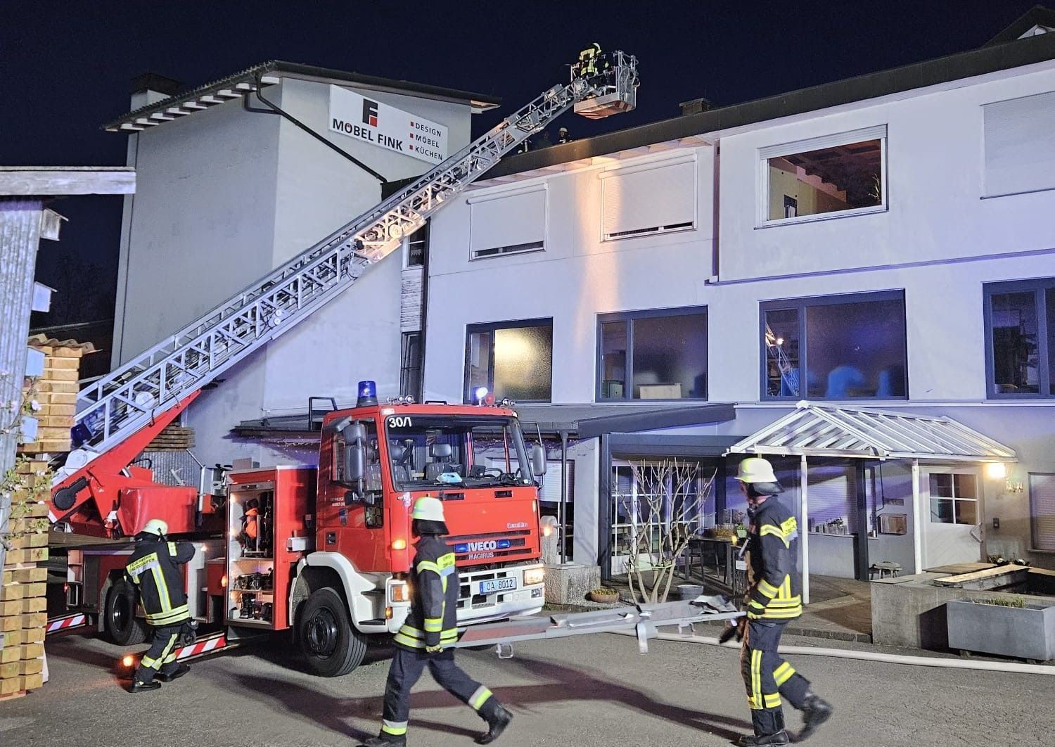 Mit der Drehleiter aus Oberstaufen wurden Personen vom Dach evakuiert.   