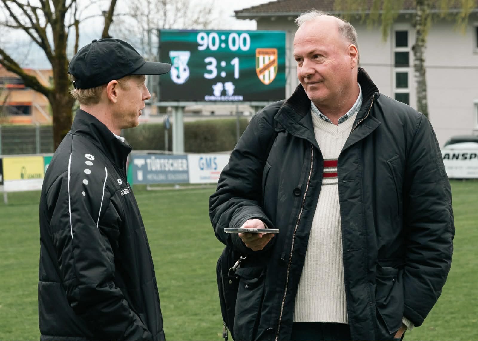Roman Ellensohn (l.) bleibt Trainer vom Dornbirner SV. ROLF KARNER