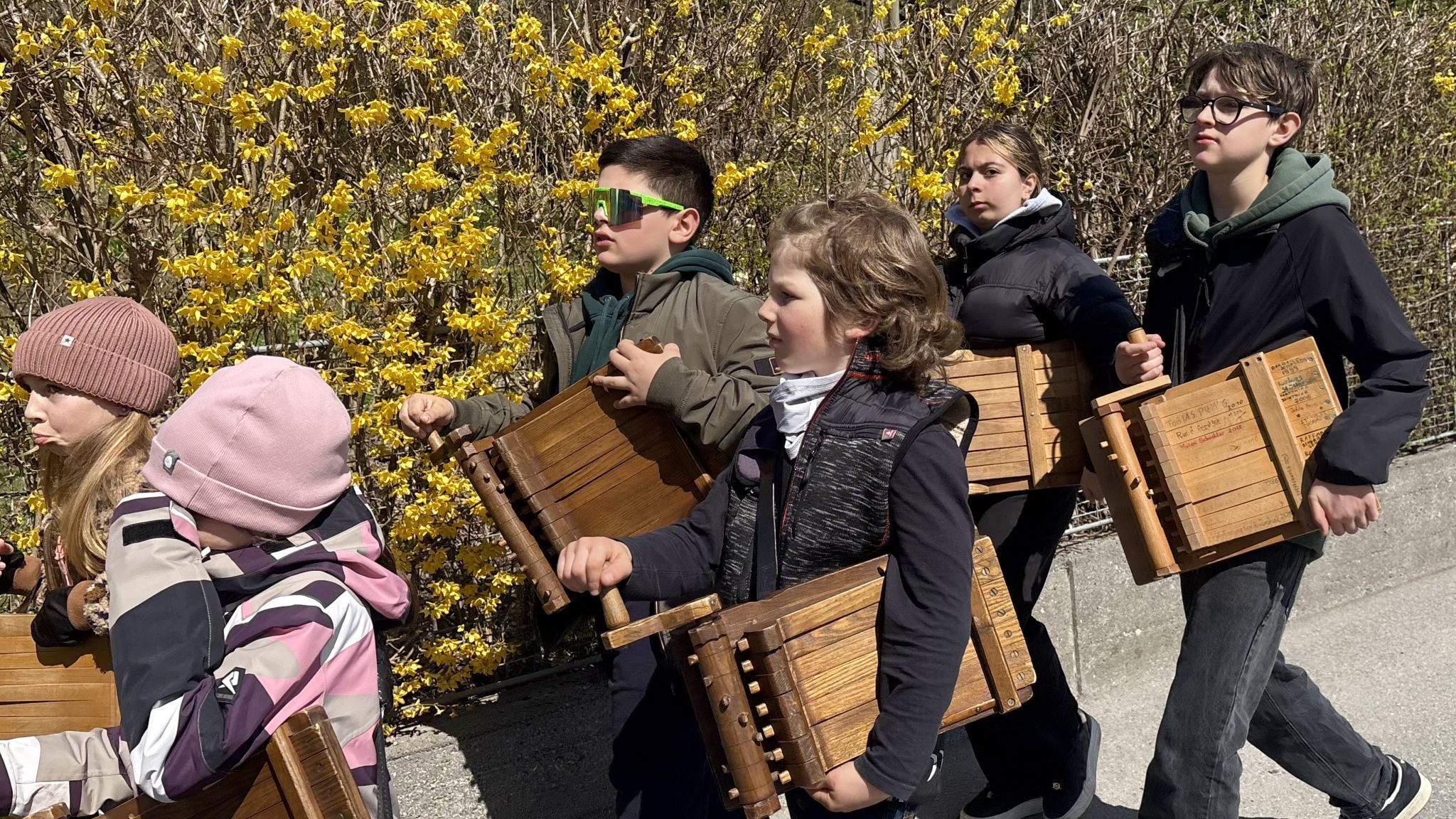 Die Schrunser Rätschnerinnen und Rätschner waren im gesamten Ortsgebiet unterwegs, hier in der Außerlitzstraße.