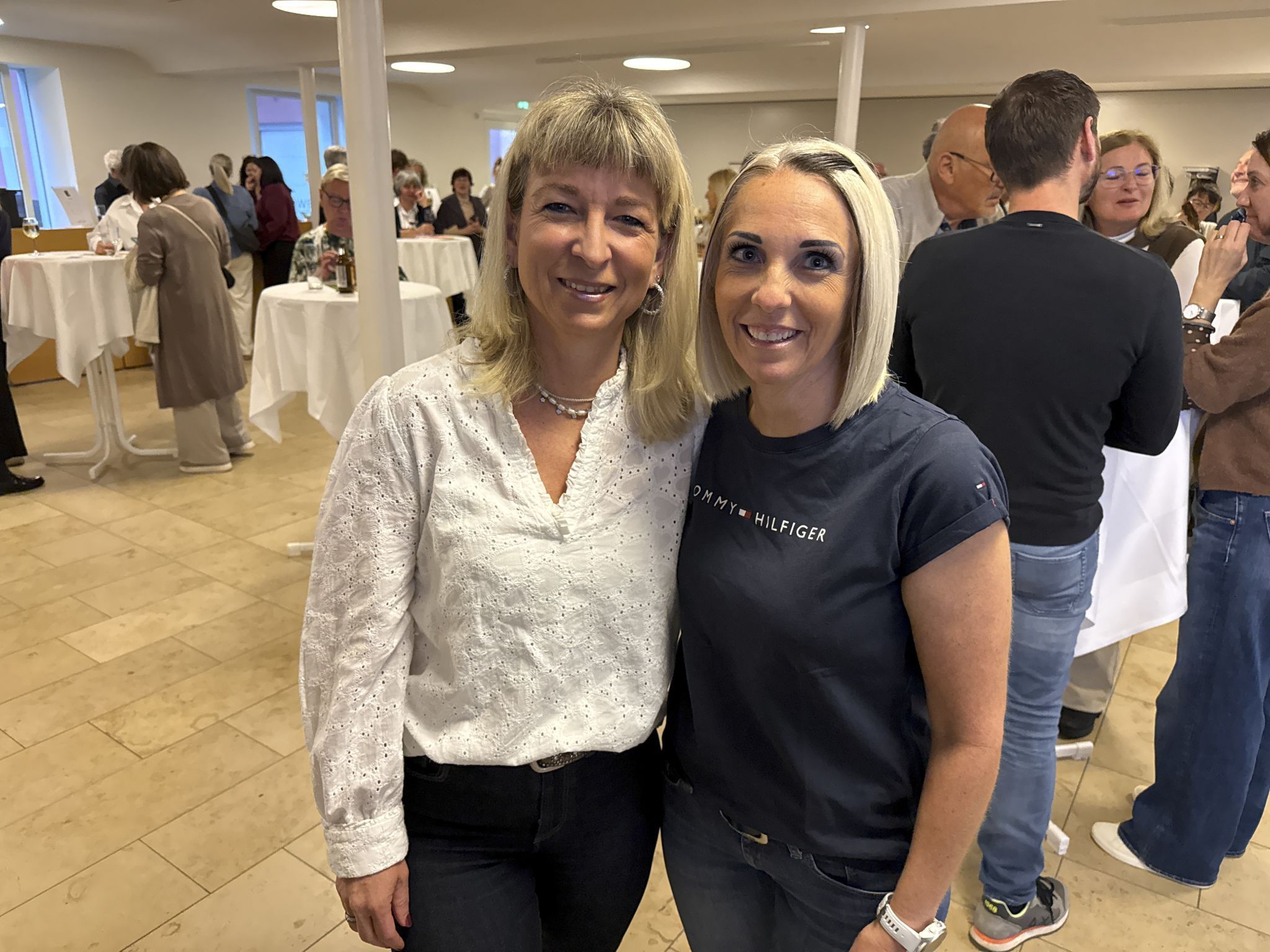 VN Kartengewinnerin Birgit Vierhauser und Karoline Vonbun