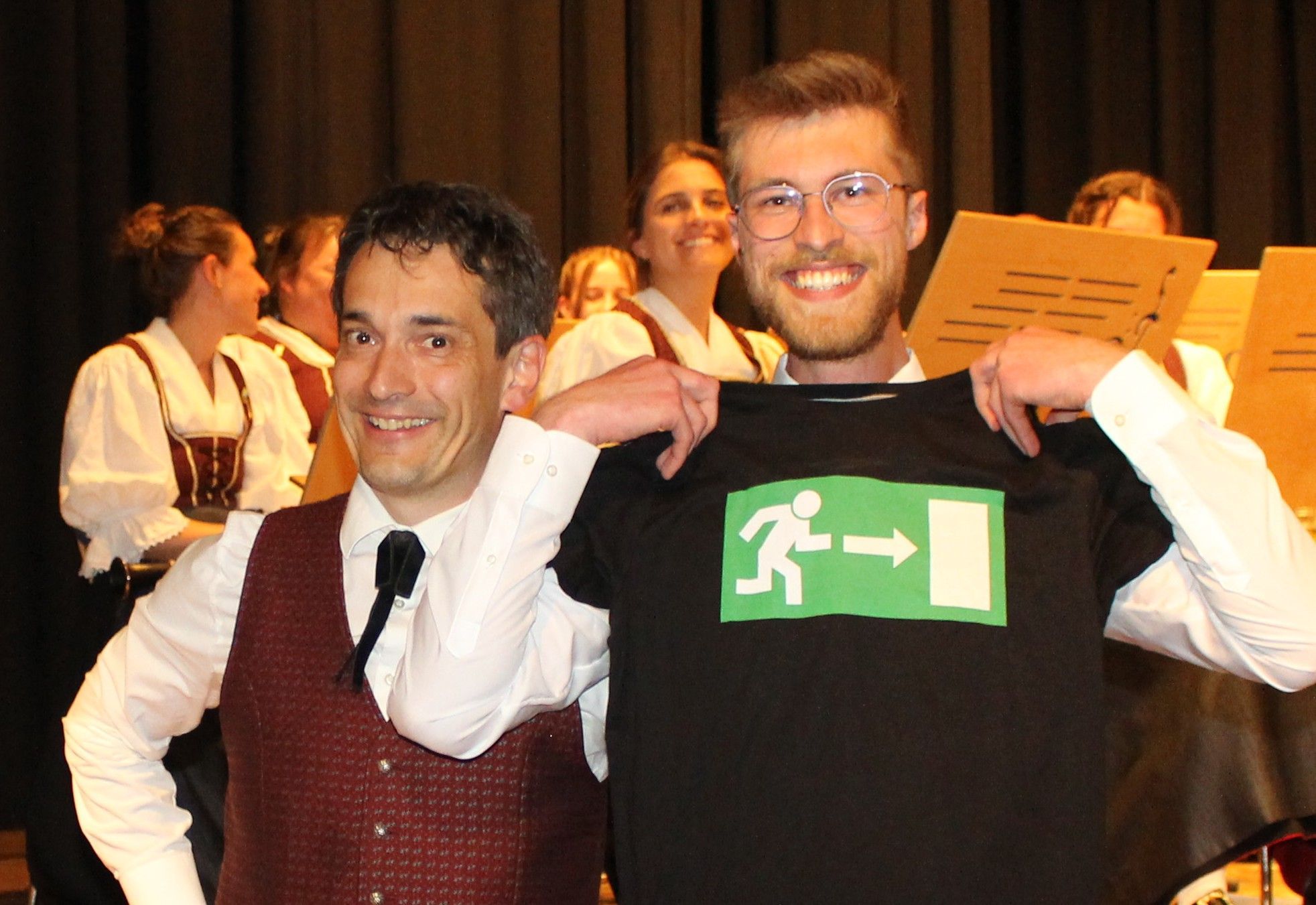 Humor kommt nicht zu kurz – für seine Premiere im Vorjahr stattete Obmann Steurer den neuen Kapellmeister mit einem „Notausgang-T-Shirt“ aus. Niklas Mayr musste davon keinen Gebrauch machen . . .