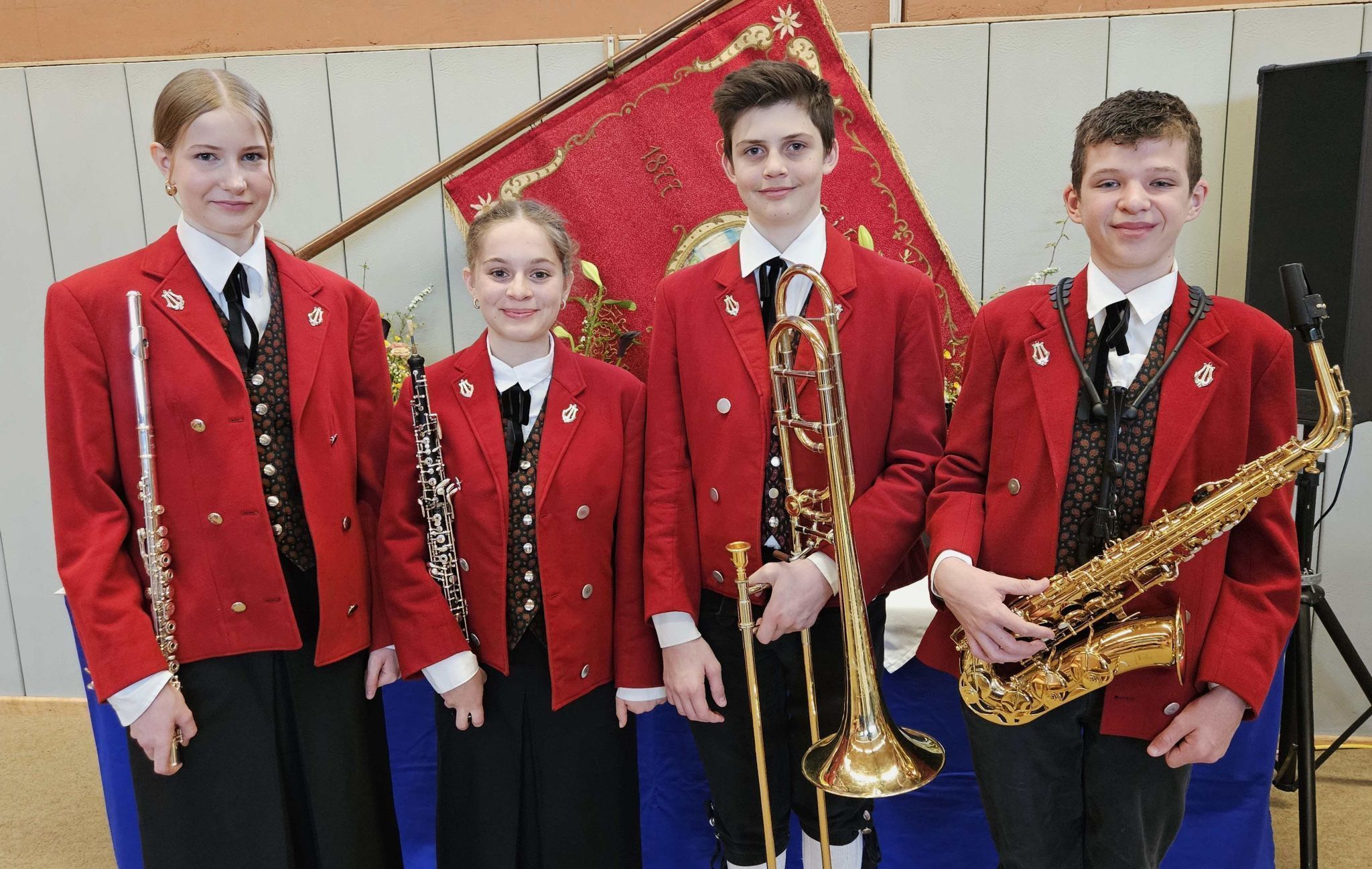 Gratulieren konnte man auch Katharina Hämmerle (Flöte), Anna Moosbrugger (Oboe), Elias Schmid (Posaune) und J. Maximilian Forster (Alt-Saxophon) zu ihrem ersten erfolgreichen Konzertauftritt mit der großen Musik.