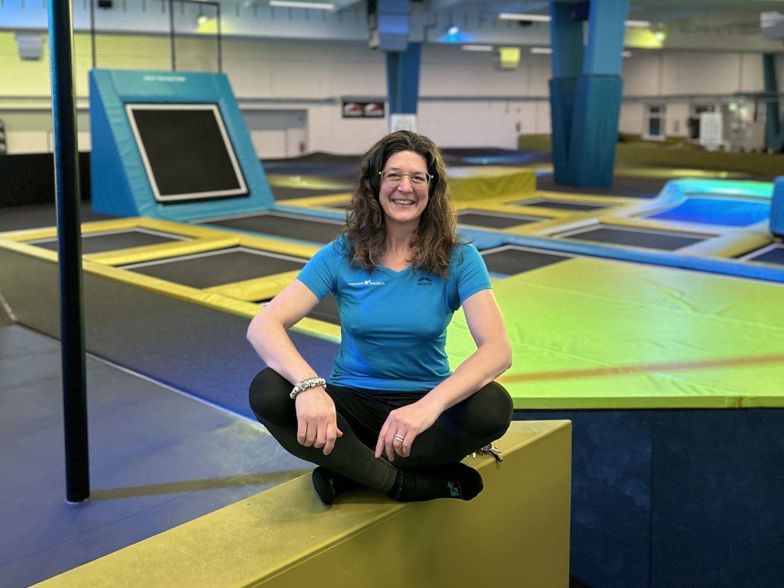 Brigitte Hardt setzt in ihrem Trampolinpark Highmatrausch auf ein kleines Stammteam sowie wechselnde Interimsmitarbeitende. Foto: Highmatrausch