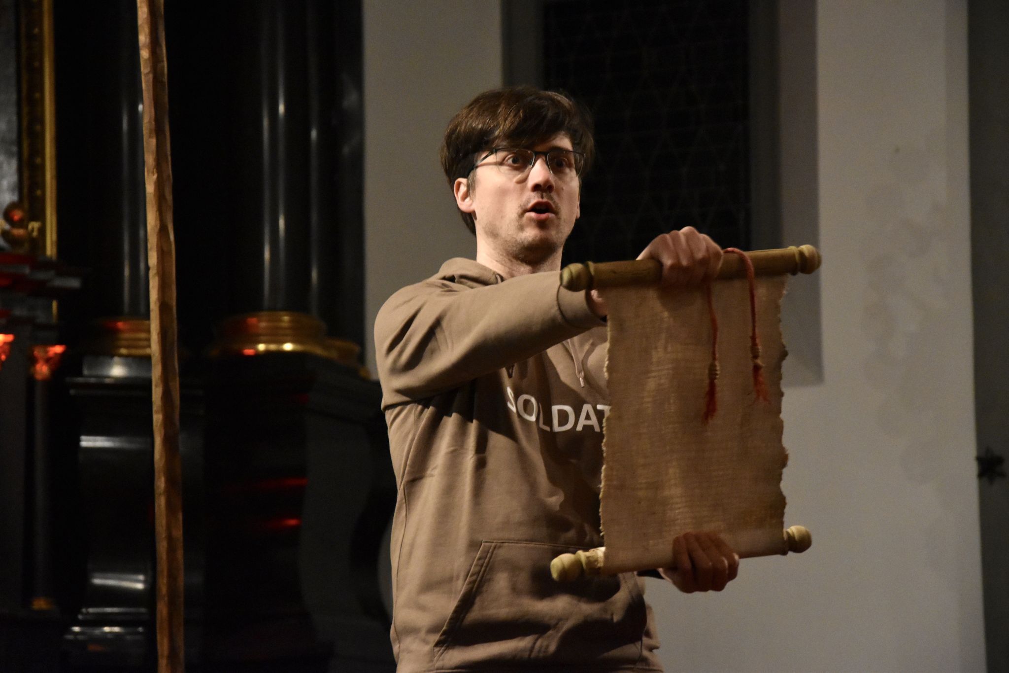 Karfreitagsliturgie in der St. Laurentiuskirche: Szene aus der Jugendpassion.