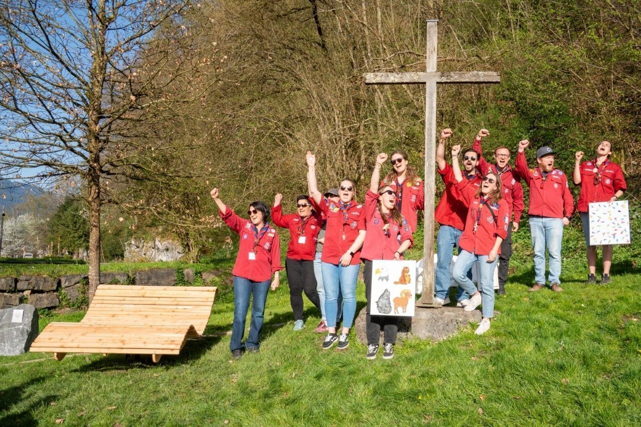 Übergabe vom Geschenk. 