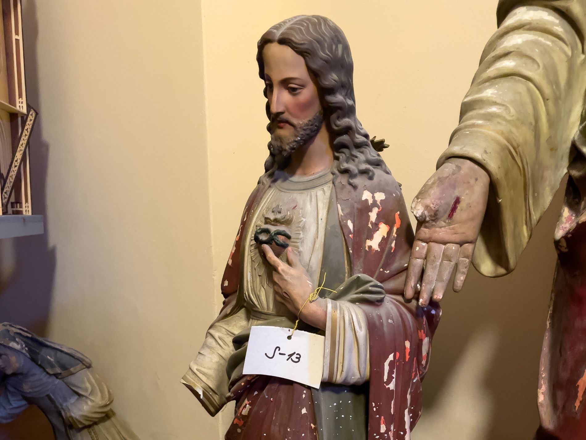 Am Flohmarkt werden Heiligenfiguren angeboten.