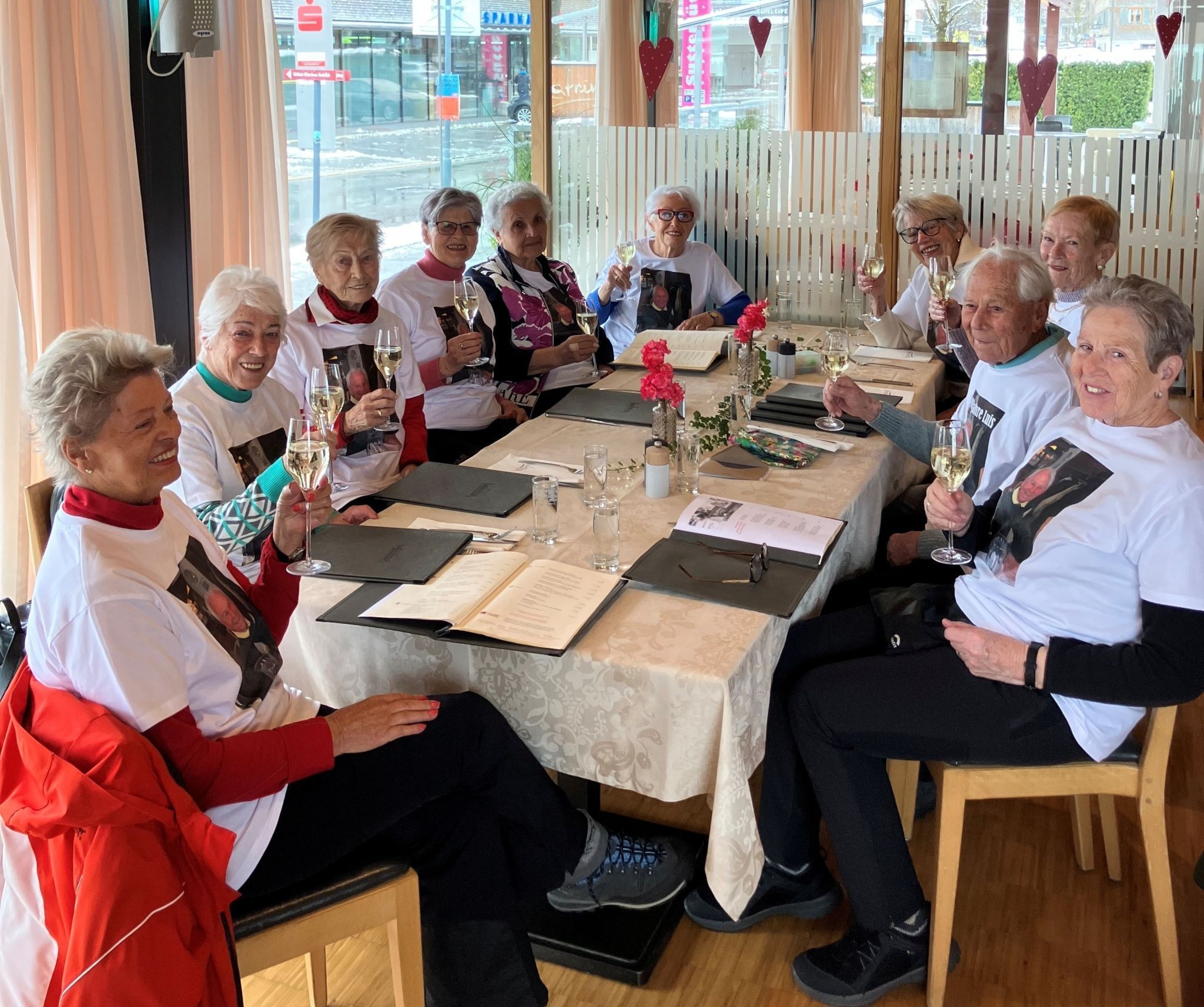 Gelungene Überraschung: Luis Witzemann staunte und freute sich über die T-Shirt-Aktion seiner Wanderfreunde.