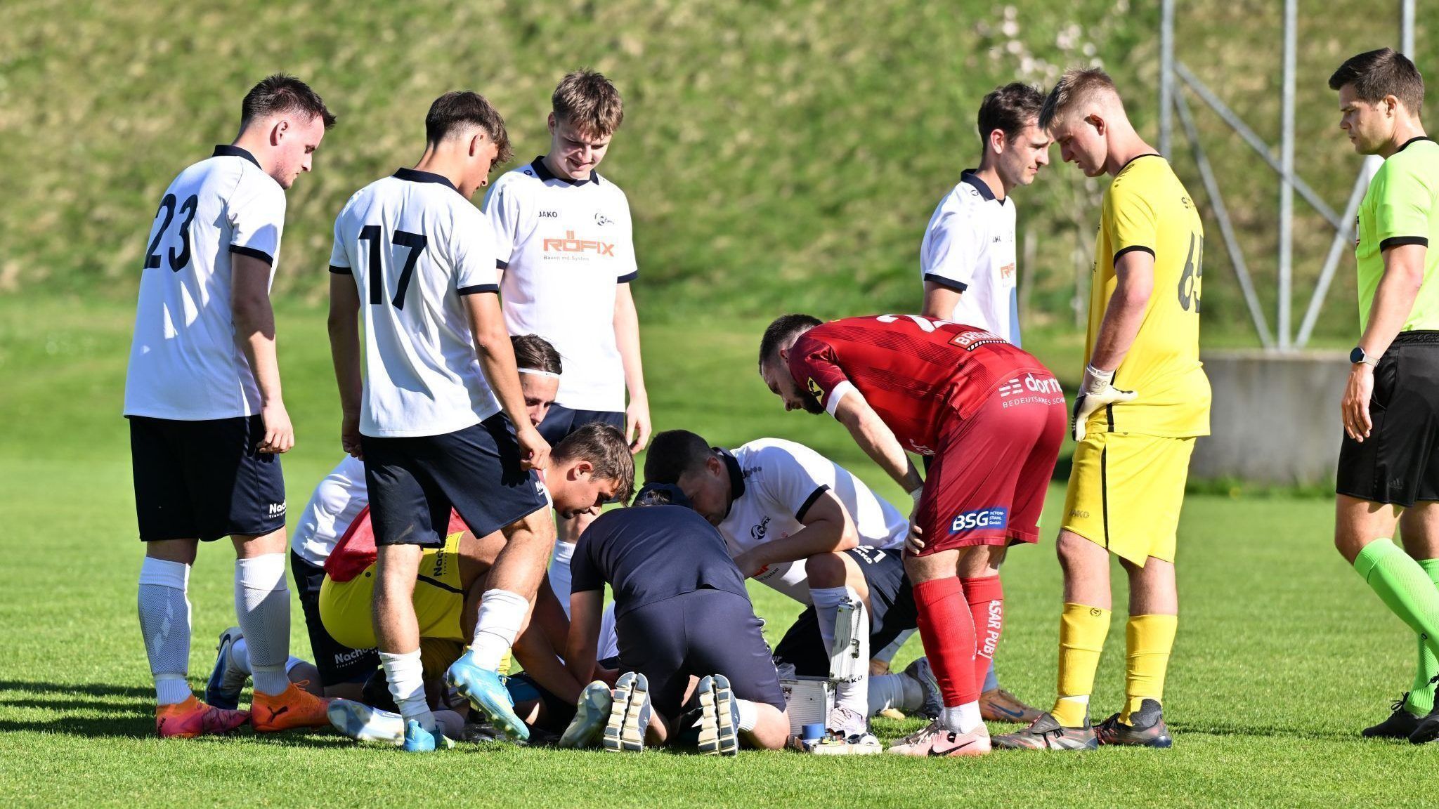 Röthis Torjäger Arbnor Rexhaj war der Pechvogel, wurde am Knie mit mehreren Stichen im Krankenhaus genäht. VN-SERRA