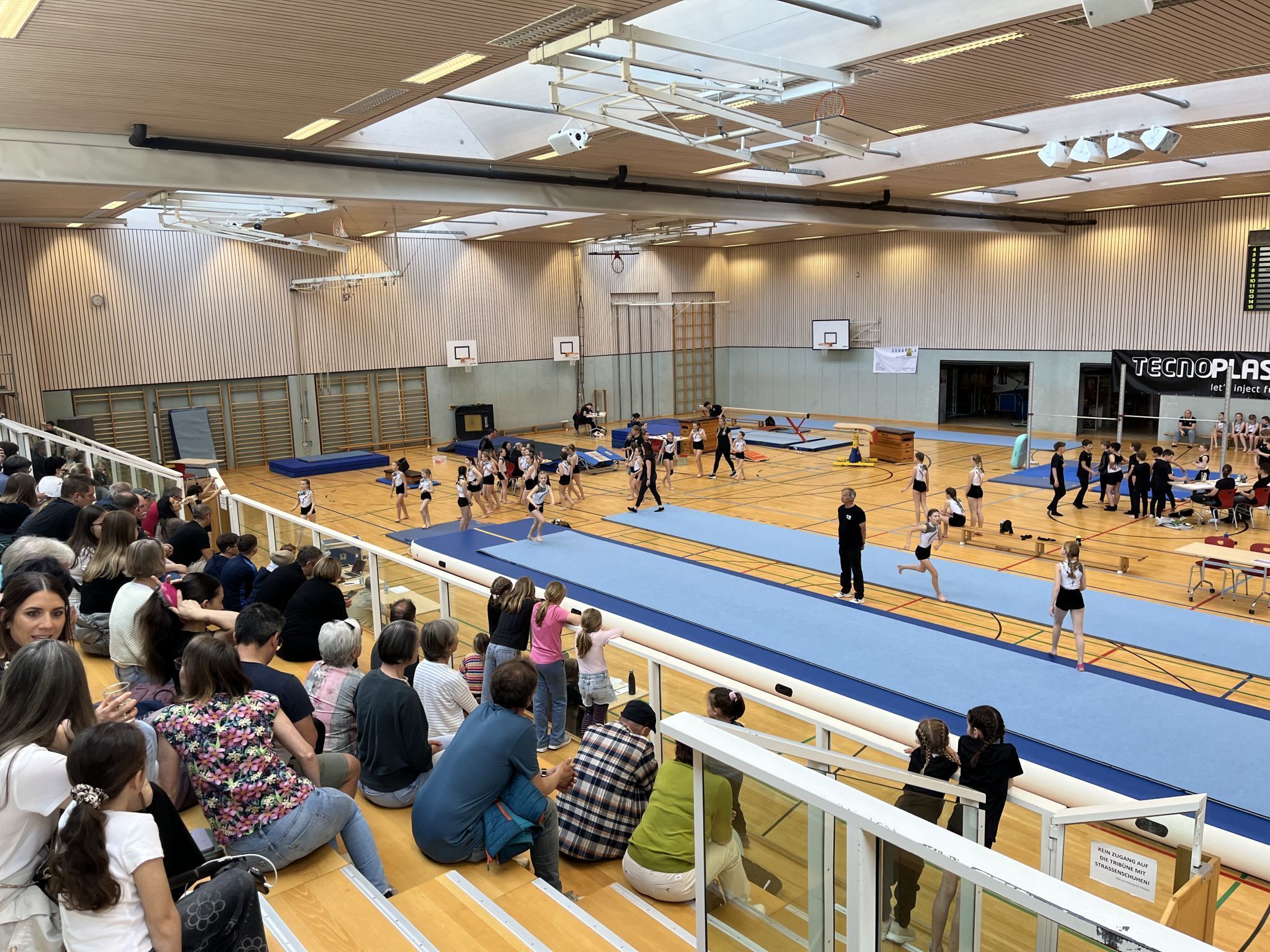 Eine volle Tribüne und jede Menge Action auf der Fläche bei der Vereinsmeisterschaft.