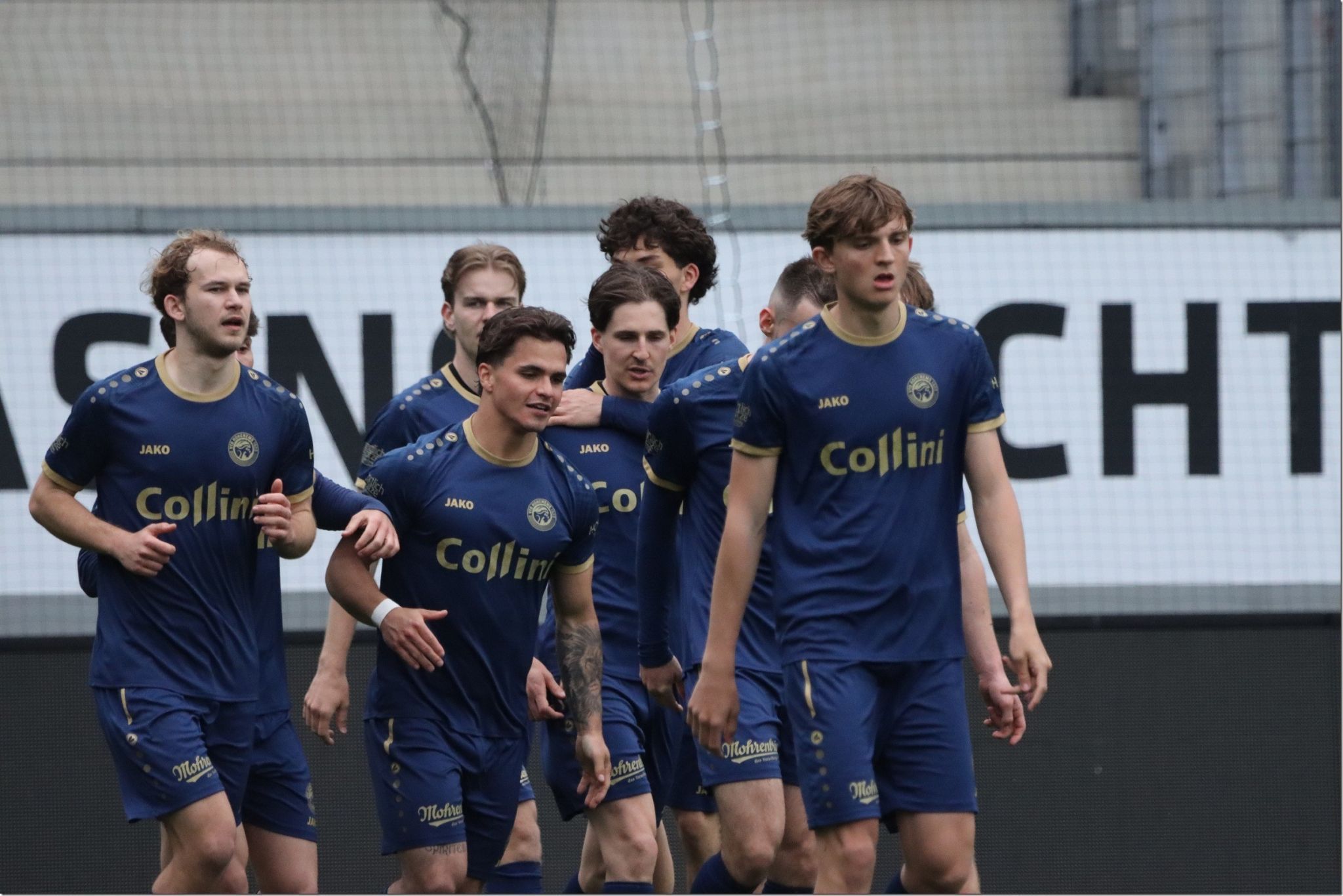 Hohenems jubelt nach dem Derbysieg in Altach. KNOBEL